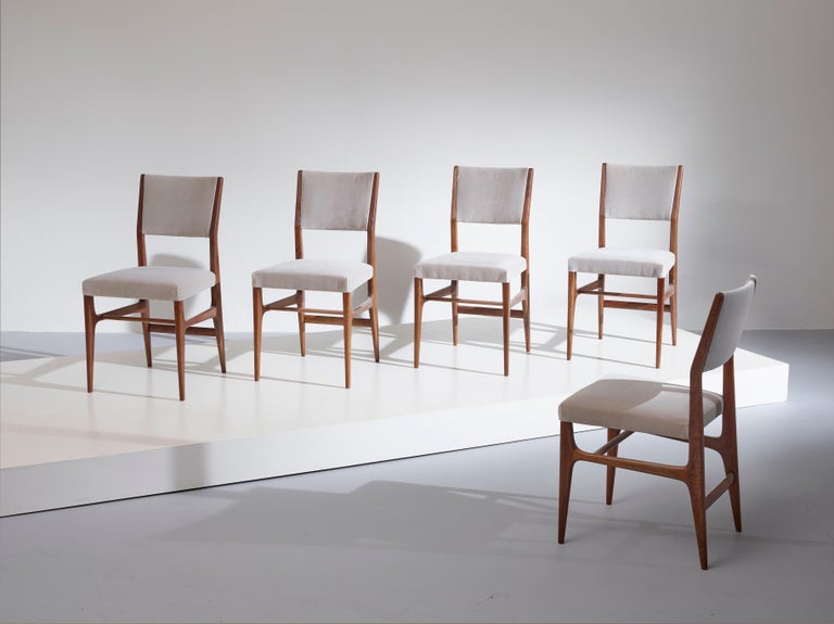 A beautiful set of Italian dining chairs Model 602 designed by Gio Ponti for Figli di Amedeo Cassina (Italy, 1950s). With a walnut frame they have been reupholstered with a new high quality cotton velvet fabric. Excellent condition.

Dimensions: