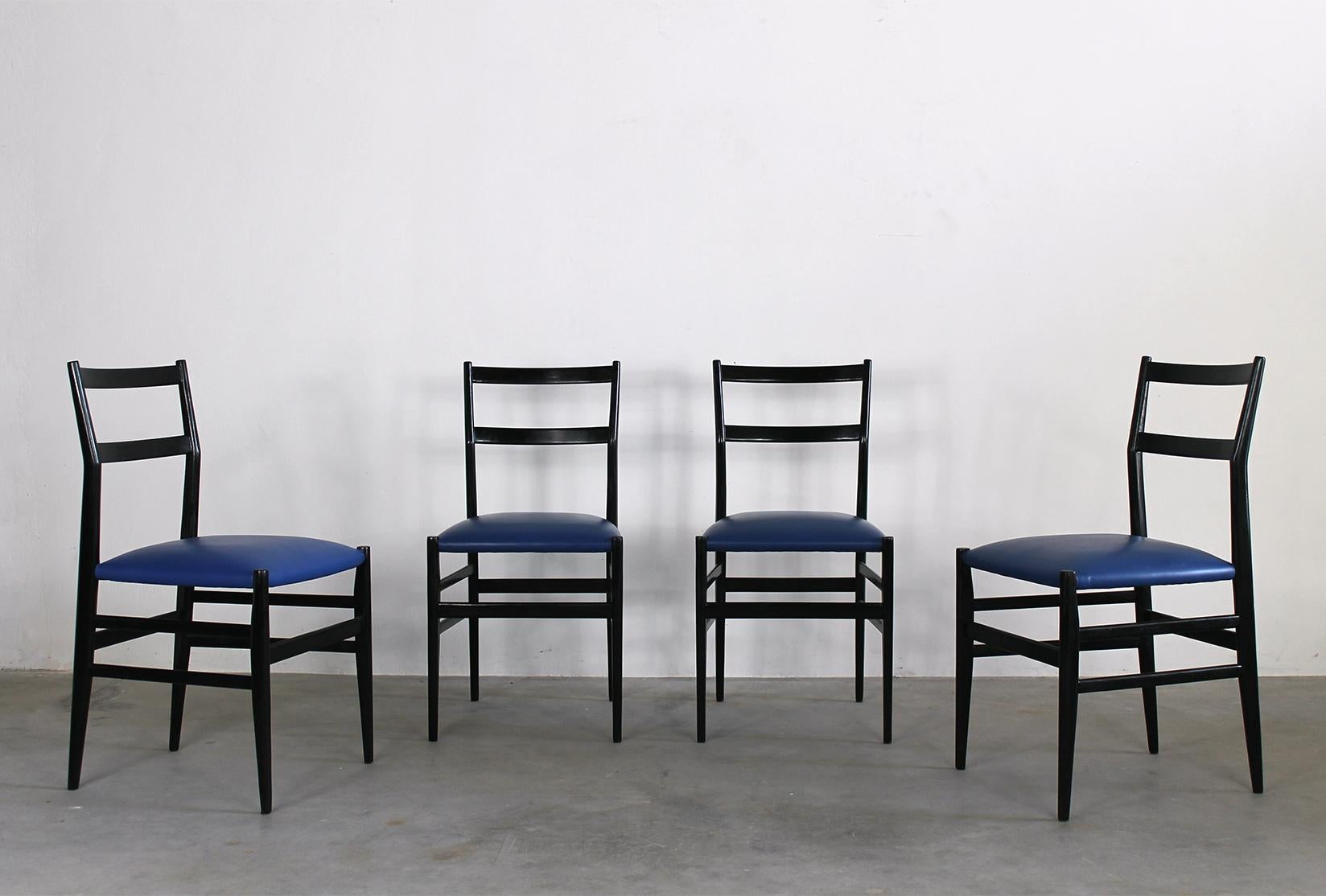 Satz von vier Leggera Esszimmerstühlen mit Struktur aus schwarz lackiertem Holz und Sitz aus gepolstertem blauem Kunstleder, entworfen von Gio Ponti und hergestellt von Cassina im Jahr 1951.

Leggera ist ein schlichter Stuhl mit einer höflichen,