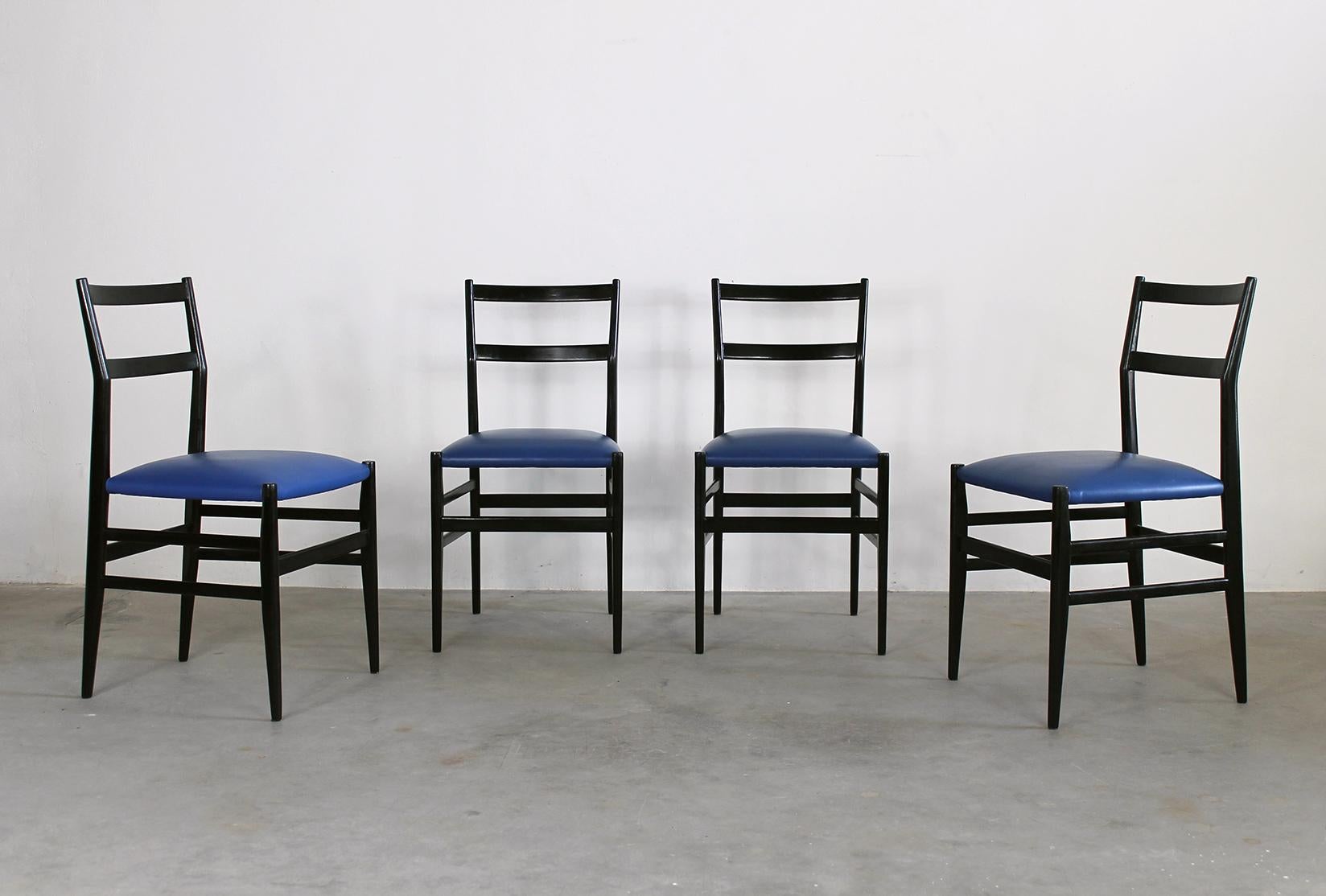 Mid-Century Modern Gio Ponti ensemble de quatre chaises de salle à manger Leggera par Cassina, 1951, Italie en vente
