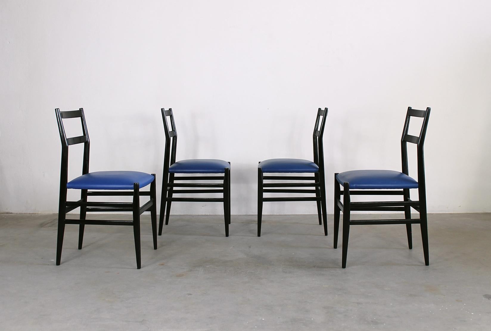 Gio Ponti ensemble de quatre chaises de salle à manger Leggera par Cassina, 1951, Italie Bon état - En vente à Montecatini Terme, IT