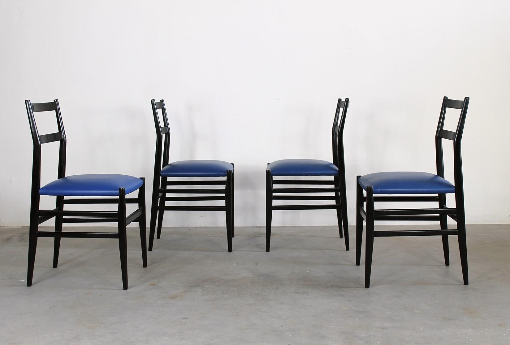 Milieu du XXe siècle Gio Ponti ensemble de quatre chaises de salle à manger Leggera par Cassina, 1951, Italie en vente