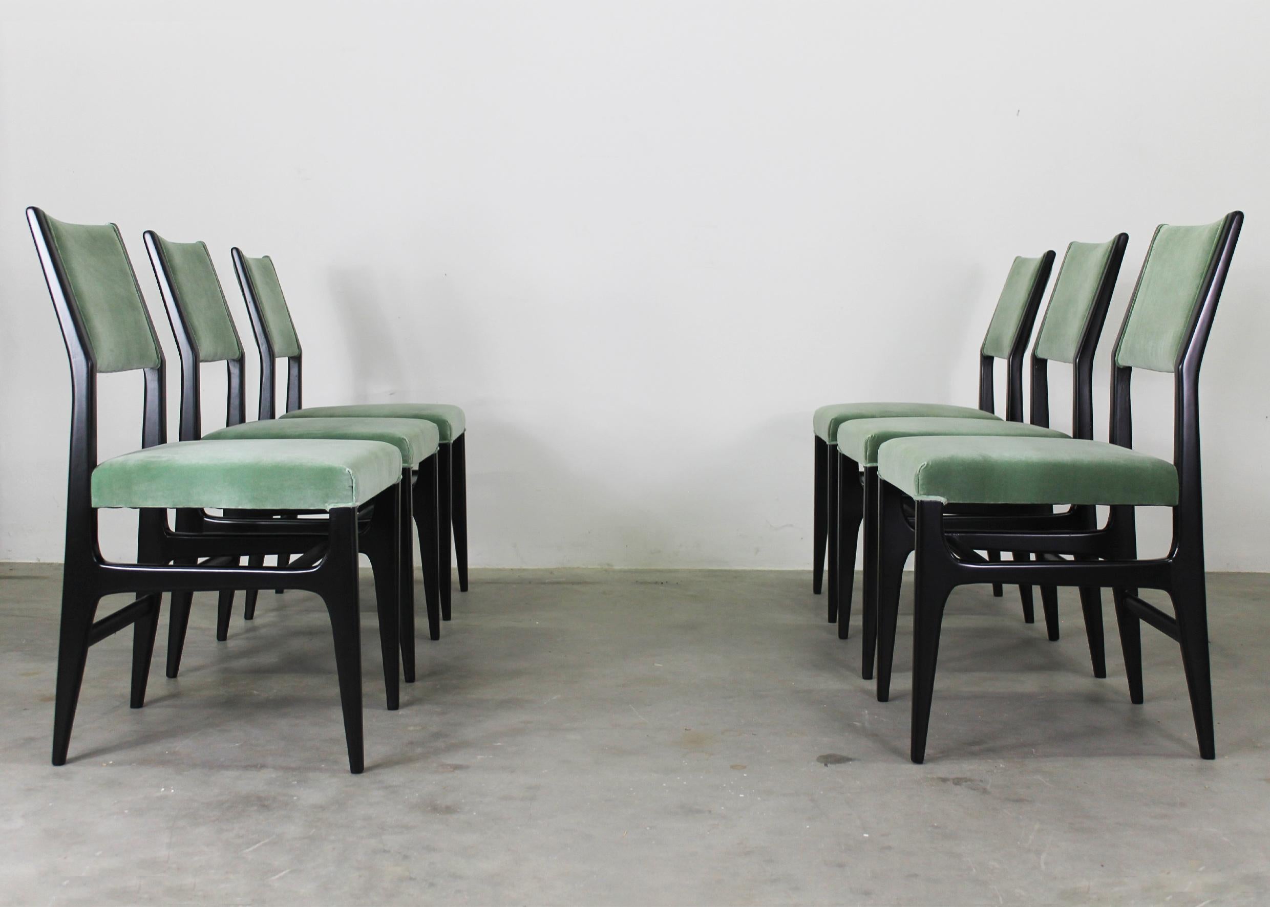 Set of six dining chairs model 602 with a black lacquered wood structure, seat, and back in padded green velvet.
Designed by Gio Ponti, Italian manufacture from the 1950s.

Measures: 87 x 43 x 45 cm (each).

Gio Ponti was an icon of the modernist