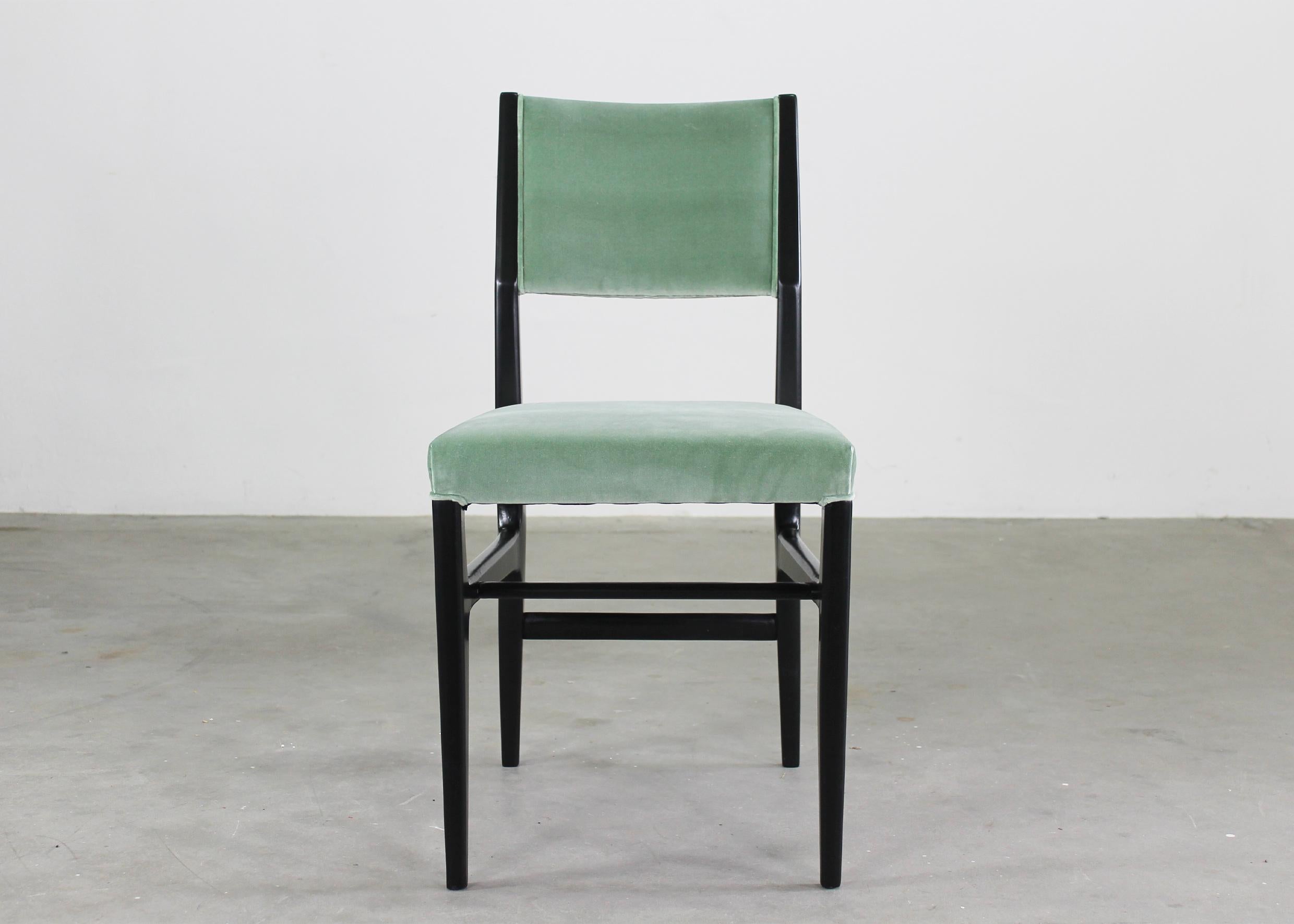Mid-20th Century Gio Ponti Set of Six 602 Chairs in Wood and Fabric Italian Manufacture 1950s