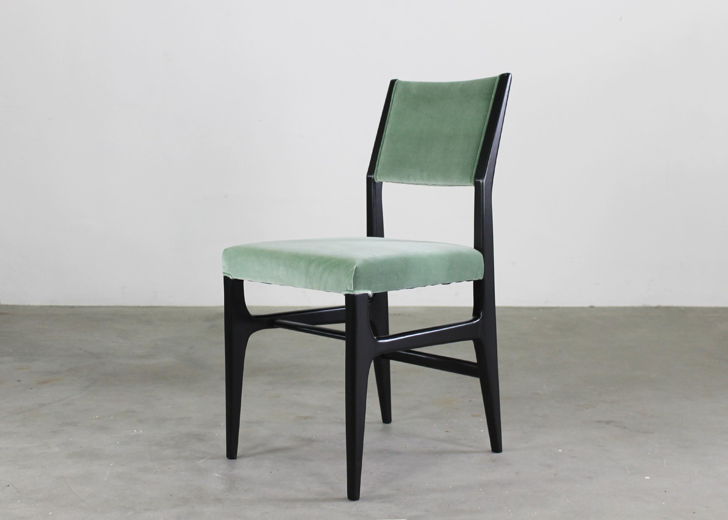 Gio Ponti Set of Six 602 Chairs in Wood and Fabric Italian Manufacture 1950s 3
