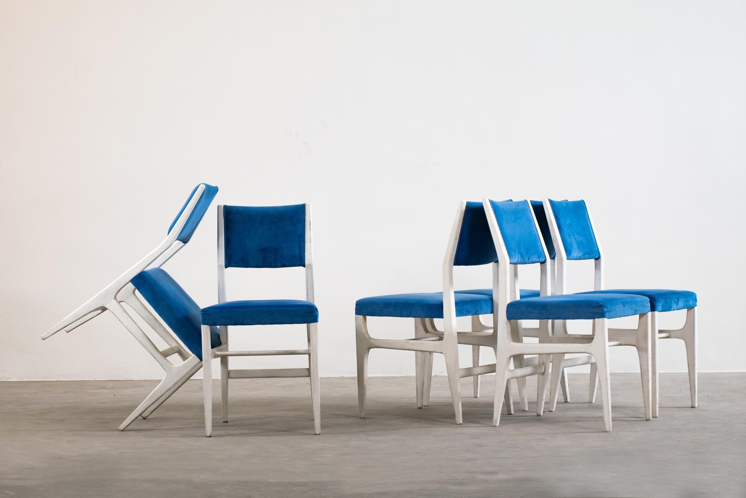 Set of six dining chairs model 602 with a white lacquered wood structure upholstered in blue fabric.
Designed by Gio Ponti, Italian manufacture from the 1950s.

Measures: 87 x 43 x 45 cm (each).

Gio Ponti was an icon of the modernist movement: