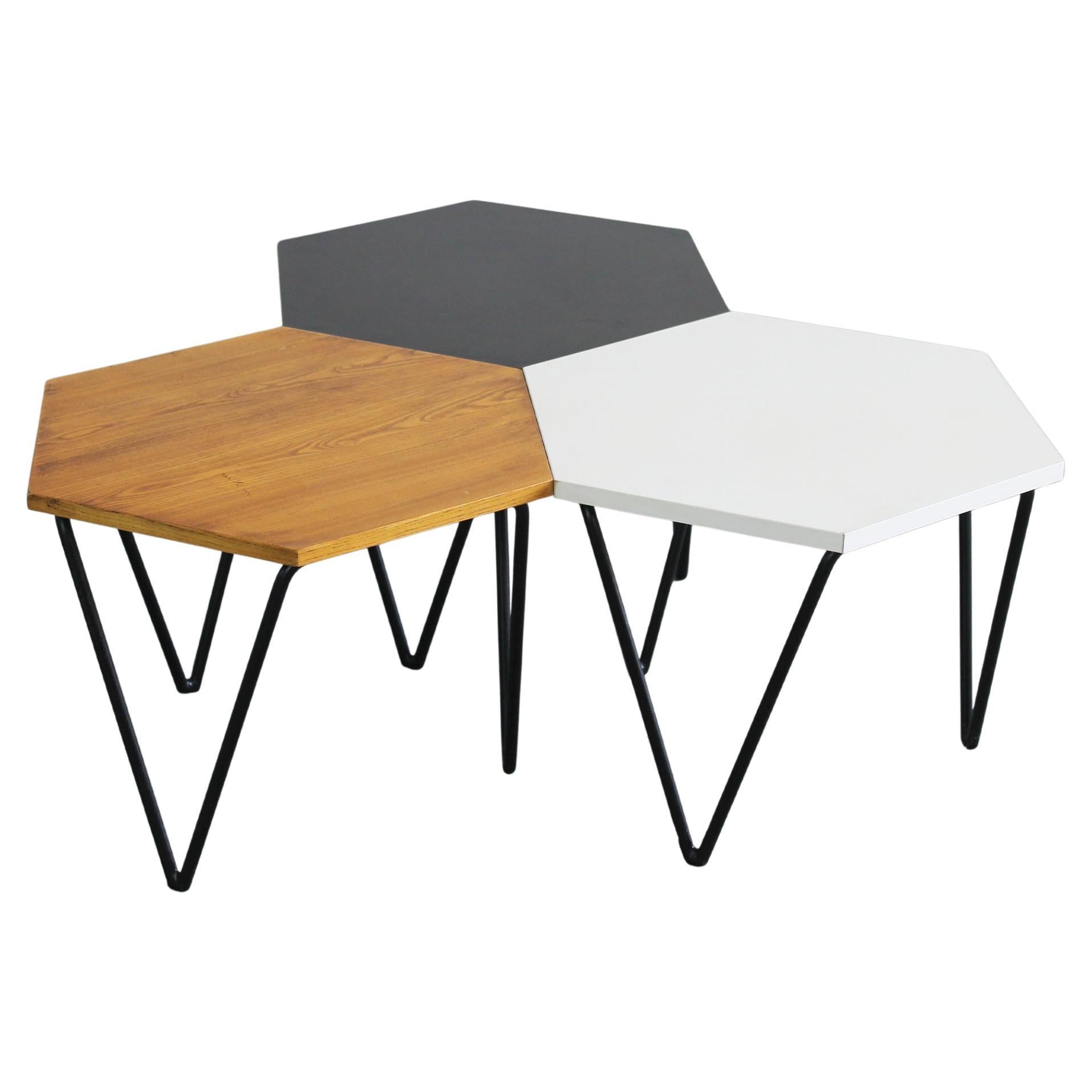 Gio Ponti Conjunto de tres mesas de centro hexagonales de madera y metal I.S.A. Años 50