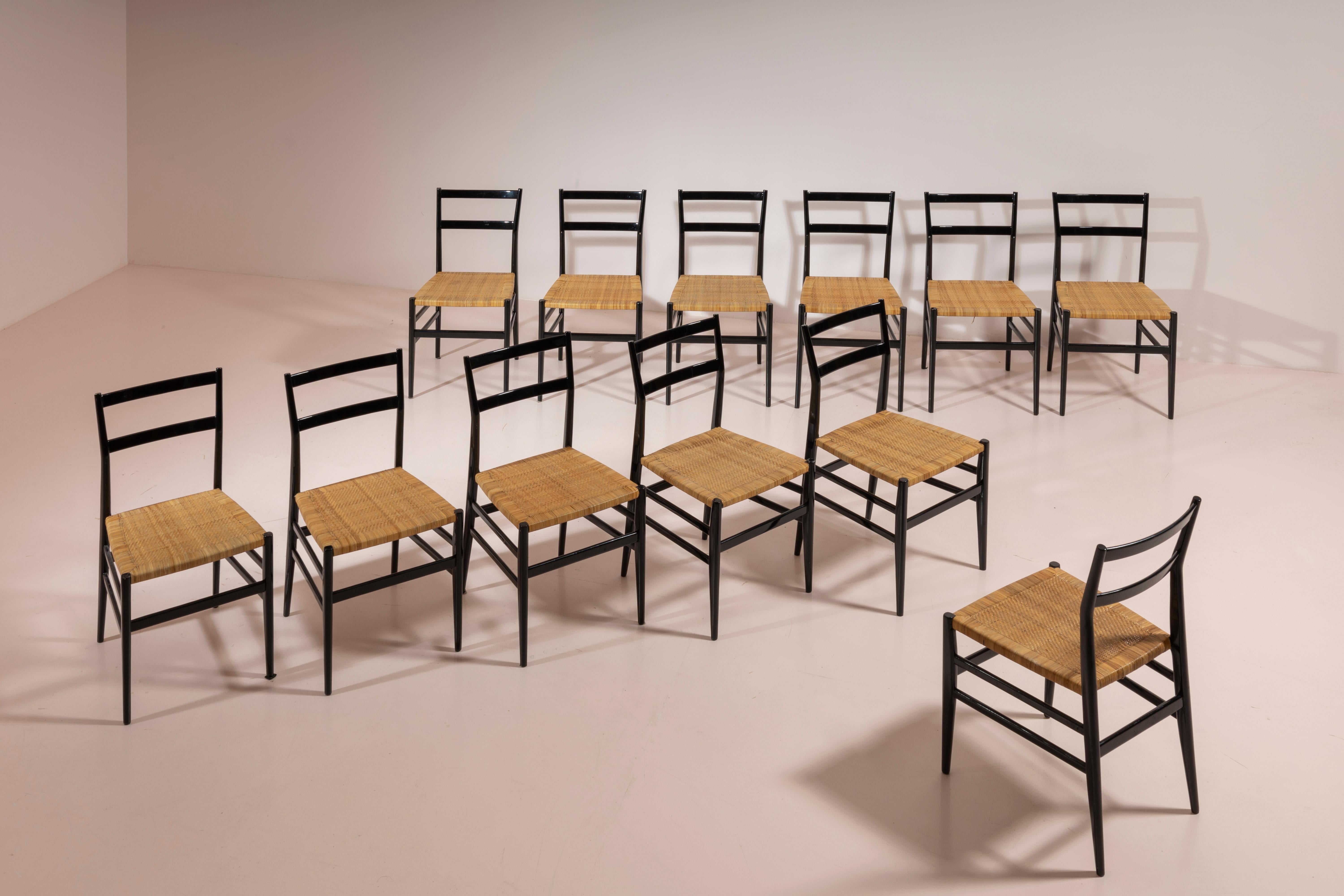 Ensemble de 12 chaises en frêne teinté noir avec cannage en rotin tressé à la main, conçues par Gio Ponti, modèle 646 Leggera, en 1951 et fabriquées par Figli di Amedeo Cassina à la fin des années 1950.

La chaise, conçue par Gio Ponti en 1951, est