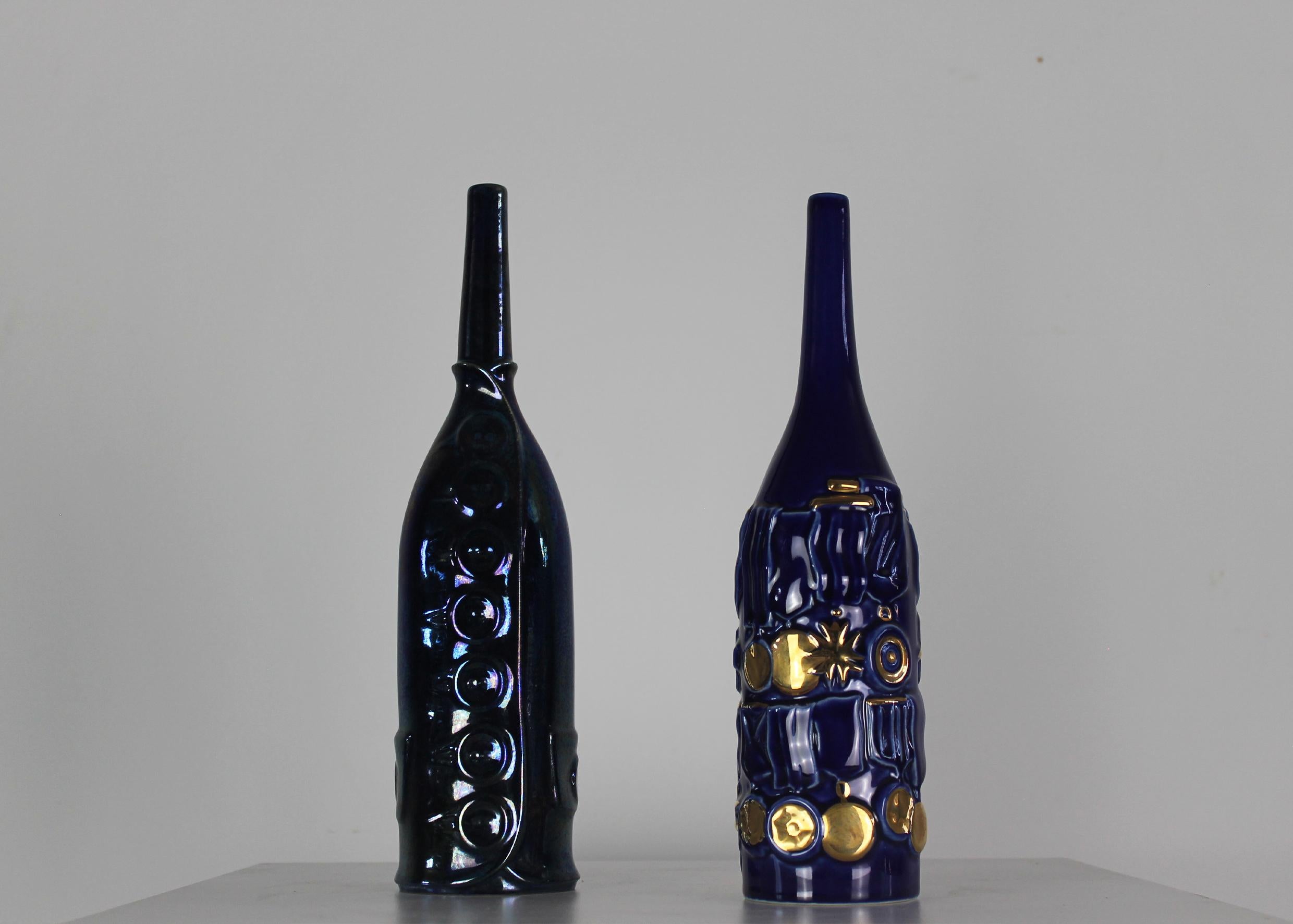 Gio Ponti: Set aus zwei blauen Keramikflaschen von Cooperativa Ceramica Imola, 1993 (Moderne der Mitte des Jahrhunderts) im Angebot
