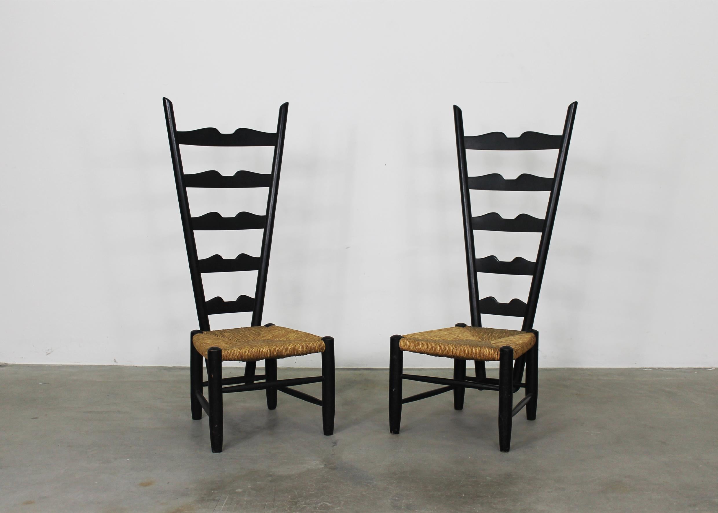 Couple de chaises de cheminée avec une structure en bois de hêtre laqué noir et une assise en jonc tissé à la main. 
Cette chaise de cheminée emblématique a été conçue par Gio Ponti en 1939 et produite par Casa & Giardino dans les années