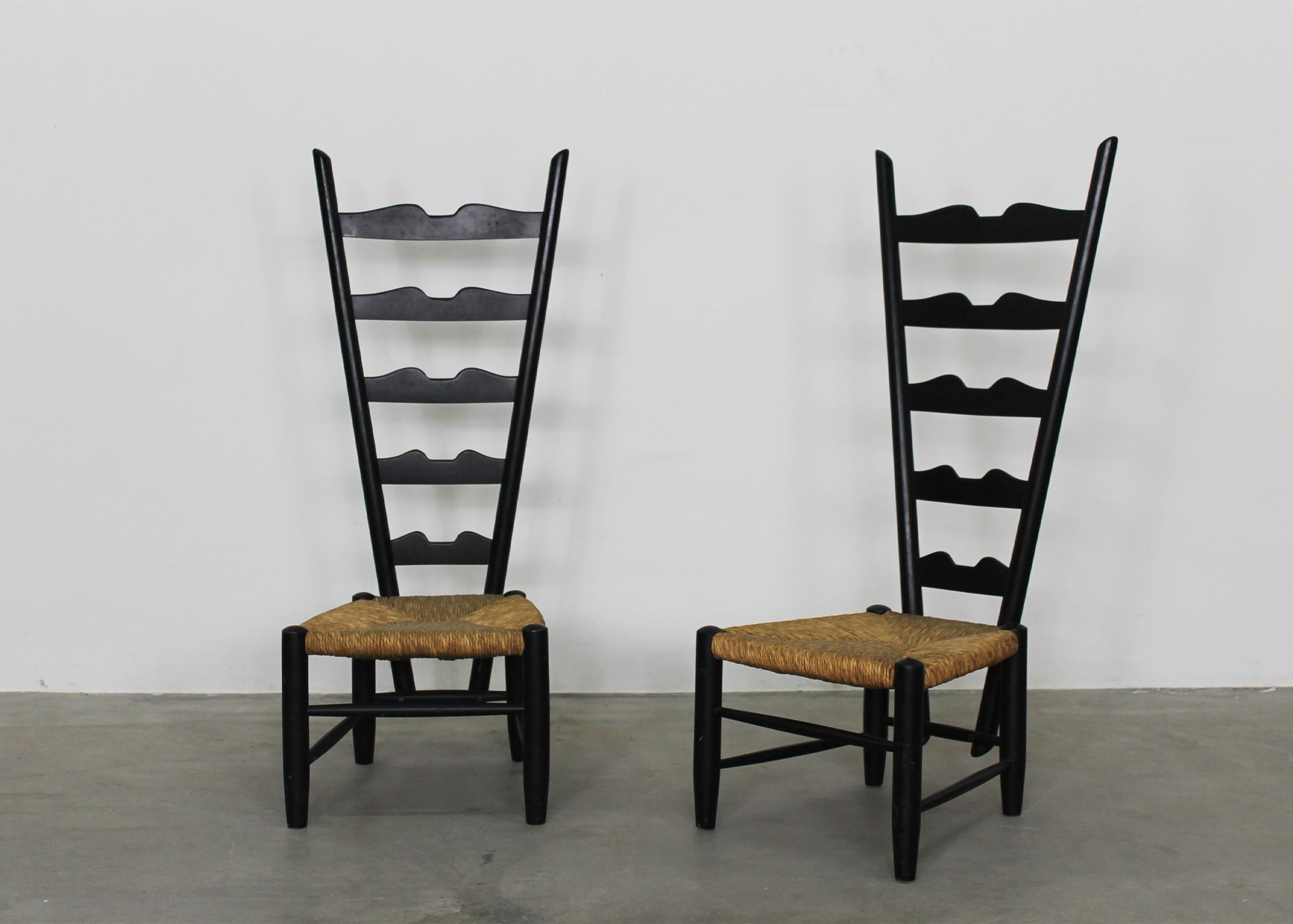 Laqué Gio Ponti Ensemble de deux fauteuils de cheminée en bois laqué noir et jonc années 1950 en vente