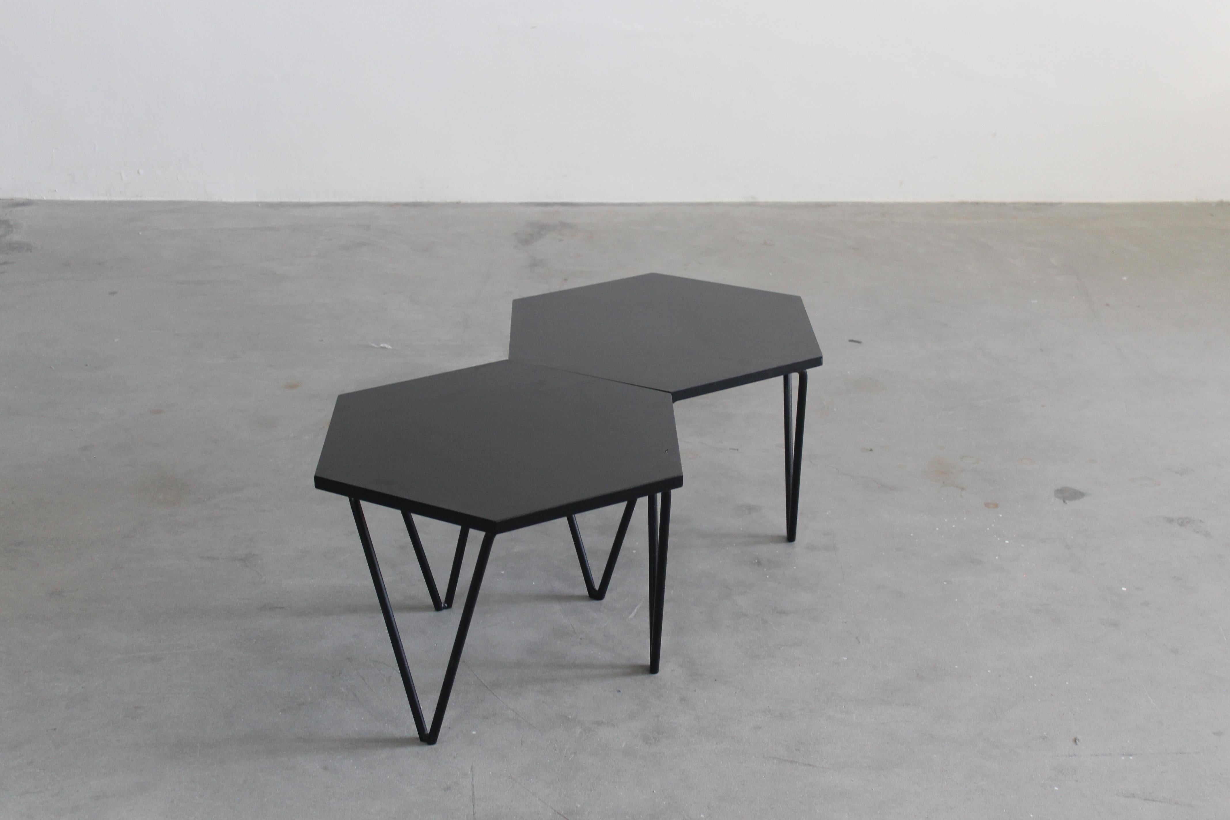 Juego de tres mesas de centro hexagonales con patas de metal pintado y tablero de madera/laminado, diseñadas por Gio Ponti y producidas por ISA, años 50, Italia,
Literatura: Fabio Fioroni, Alessandra Tavella, 1 x - Gio Ponti en París. Arredi di