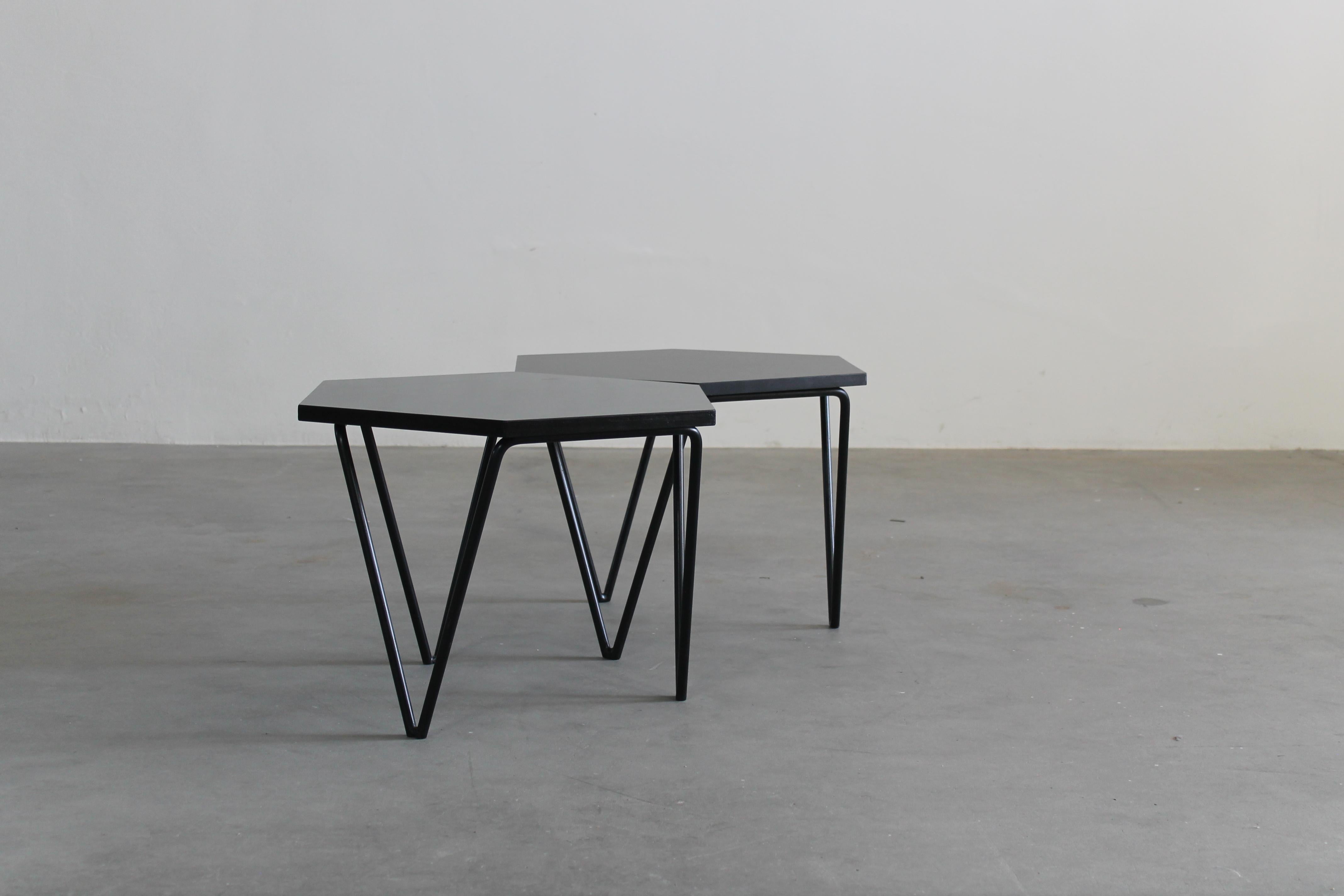 Gio Ponti Conjunto de dos mesas de centro hexagonales de madera y metal I.S.A. Años 50 Moderno de mediados de siglo en venta