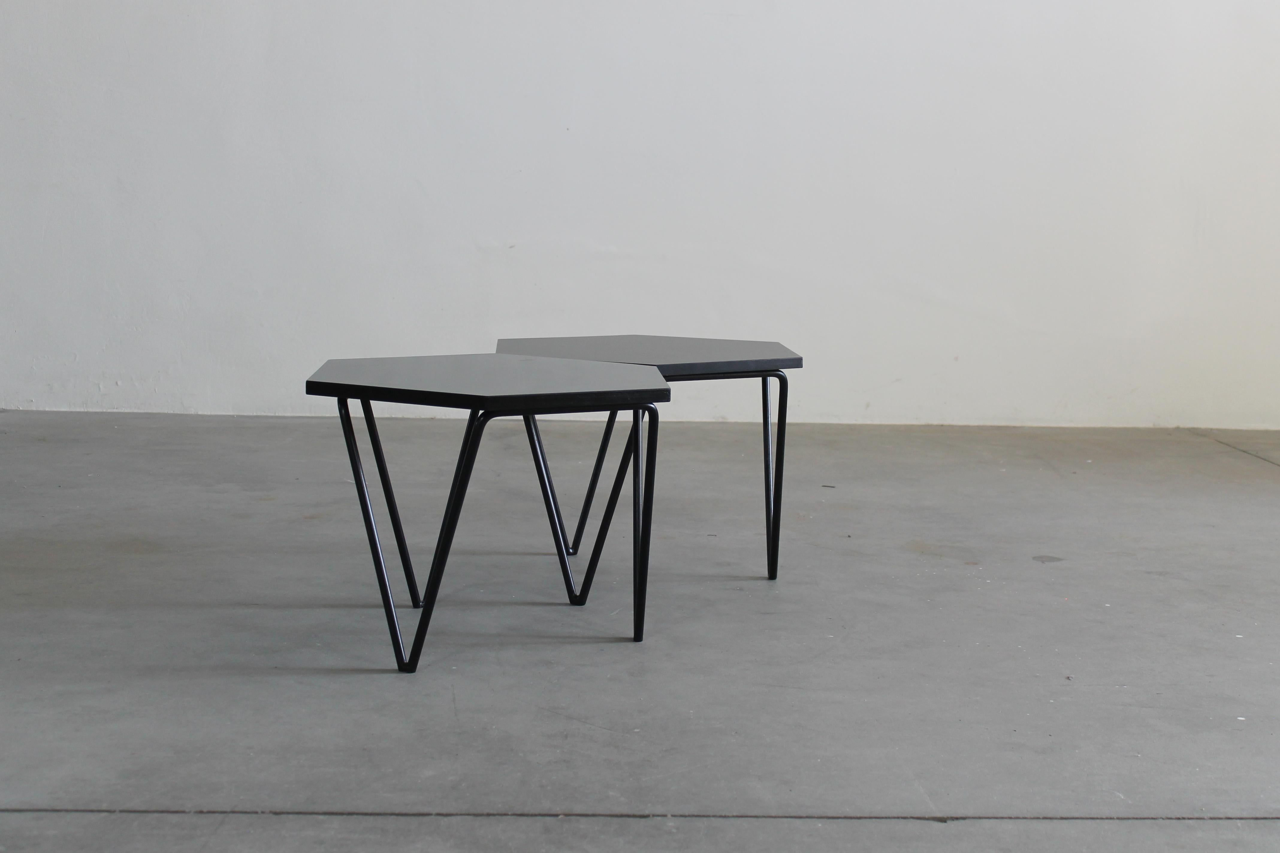 Gio Ponti Conjunto de dos mesas de centro hexagonales de madera y metal I.S.A. Años 50 Lacado en venta