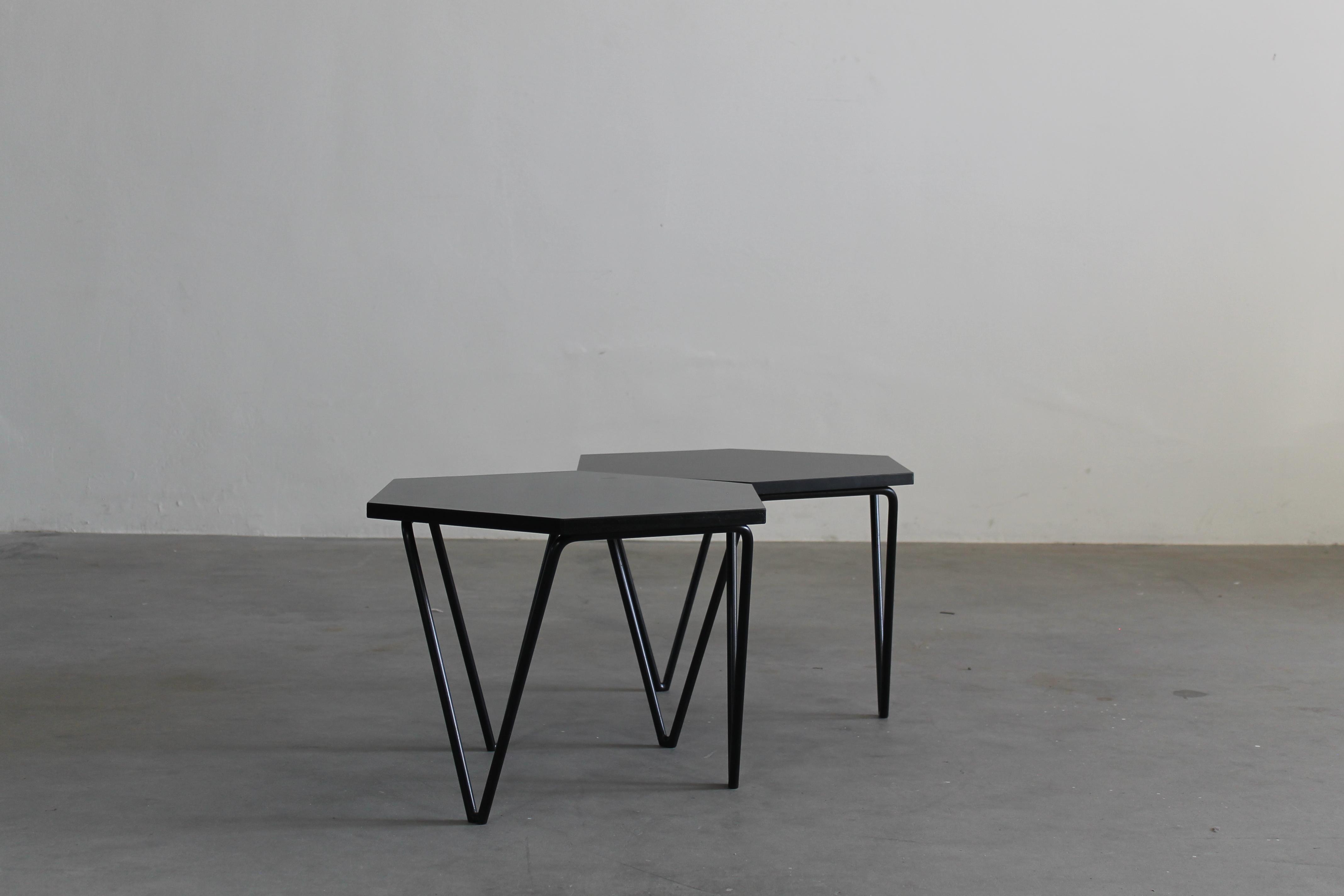 Gio Ponti Conjunto de dos mesas de centro hexagonales de madera y metal I.S.A. Años 50 en Bueno estado para la venta en Montecatini Terme, IT