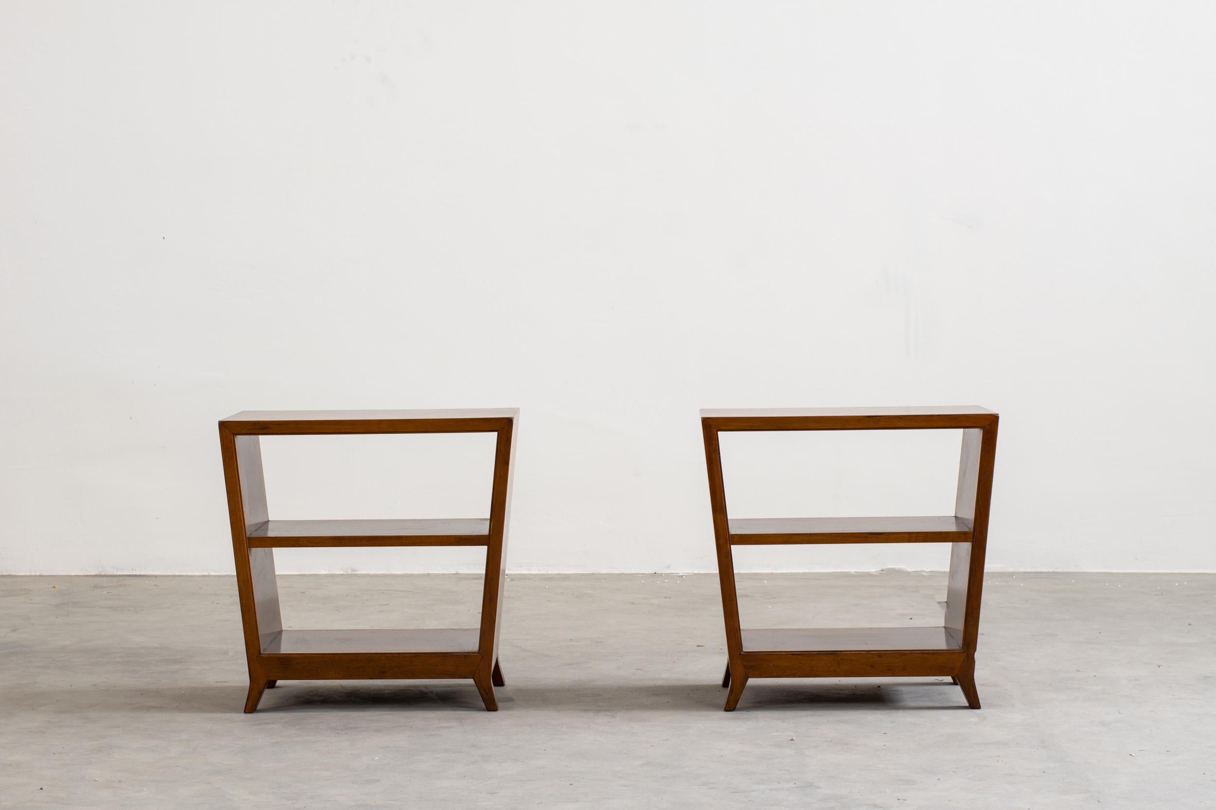 Set of two side tables with shelves or little bookcases in walnut wood, designed by Gio Ponti for Schirolli 1950s, Italy.
Dimensions: 50 x 50 x 30 cm (each).