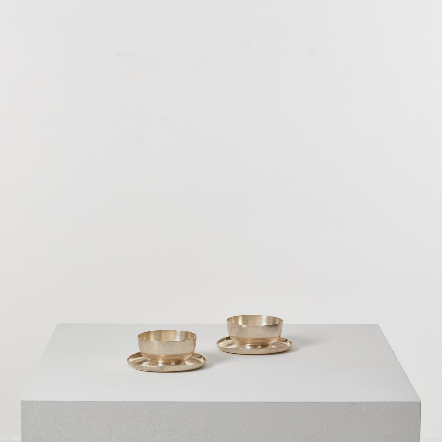 Juego de dos cuencos plateados con platillos labiados, con una modesta elegancia típica de su diseñador Gio Ponti. Se produjeron con el fabricante Krupp Milano.

Ponti (1881-1979) fue un arquitecto, diseñador industrial y de mobiliario, artista y