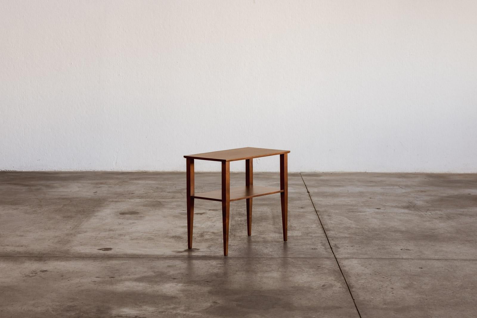 Table d'appoint Gio Ponti, bois, Italie, années 1950

Table d'appoint conçue par Gio Ponti dans les années 1950, présentant une construction élégante et essentielle. La table est fabriquée en bois teinté brun, avec un plateau rectangulaire, des