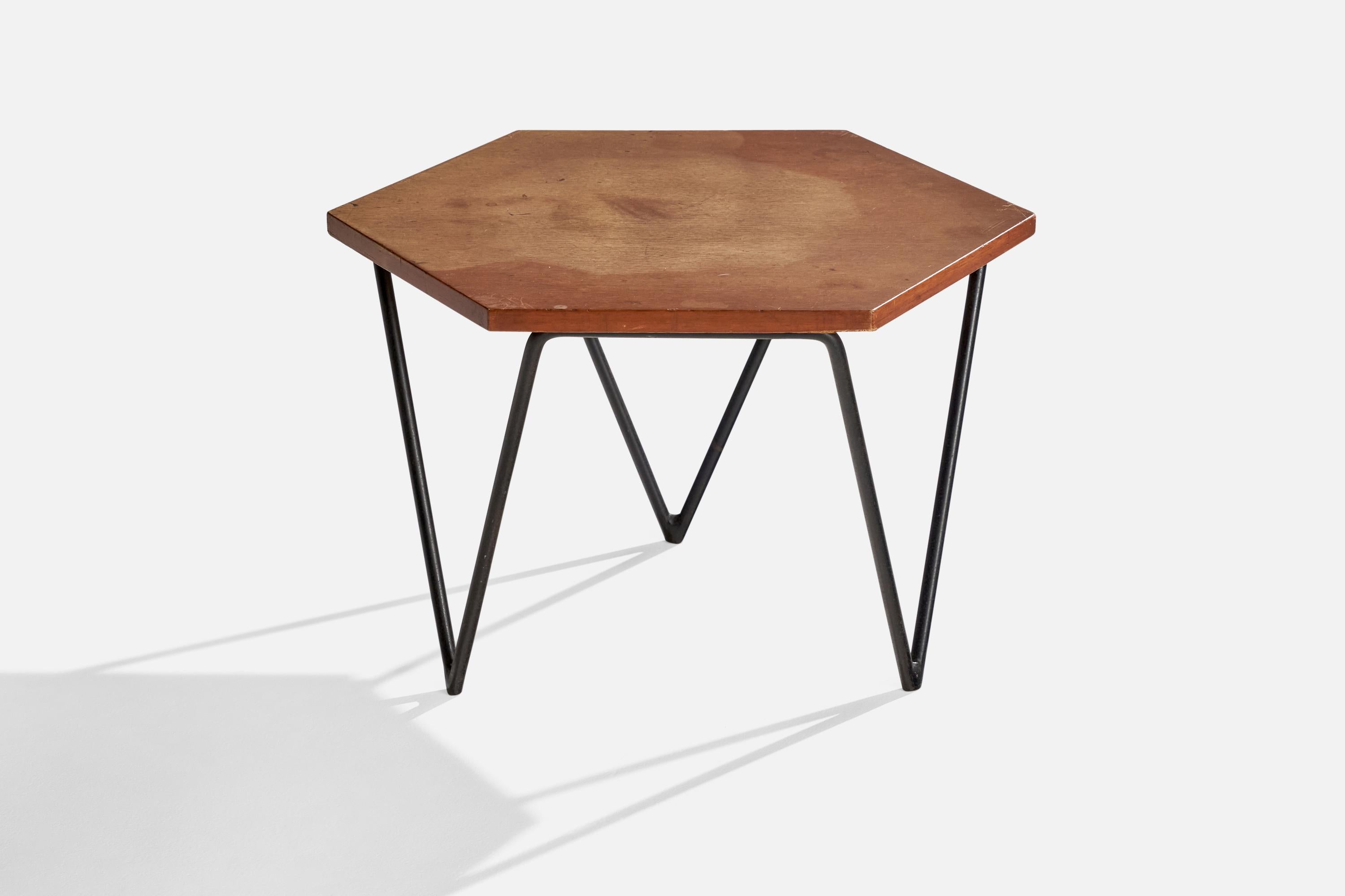 Mesa de centro o auxiliar de madera y hierro diseñada por Gio Ponti y fabricada por ISA Bergamo, Italia. 1950s.

