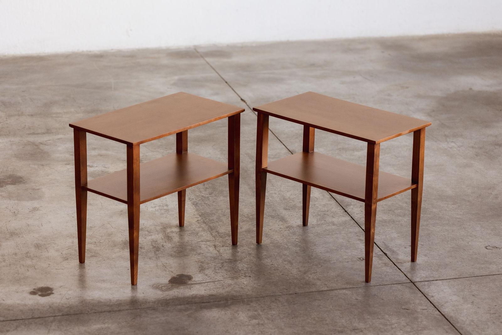 Tables d'appoint Gio Ponti, bois, Italie, années 1950, ensemble de 2

Paire de tables d'appoint conçues par Gio Ponti dans les années 1950, présentant une construction élégante et essentielle. Chaque table est fabriquée en bois teinté brun, avec un