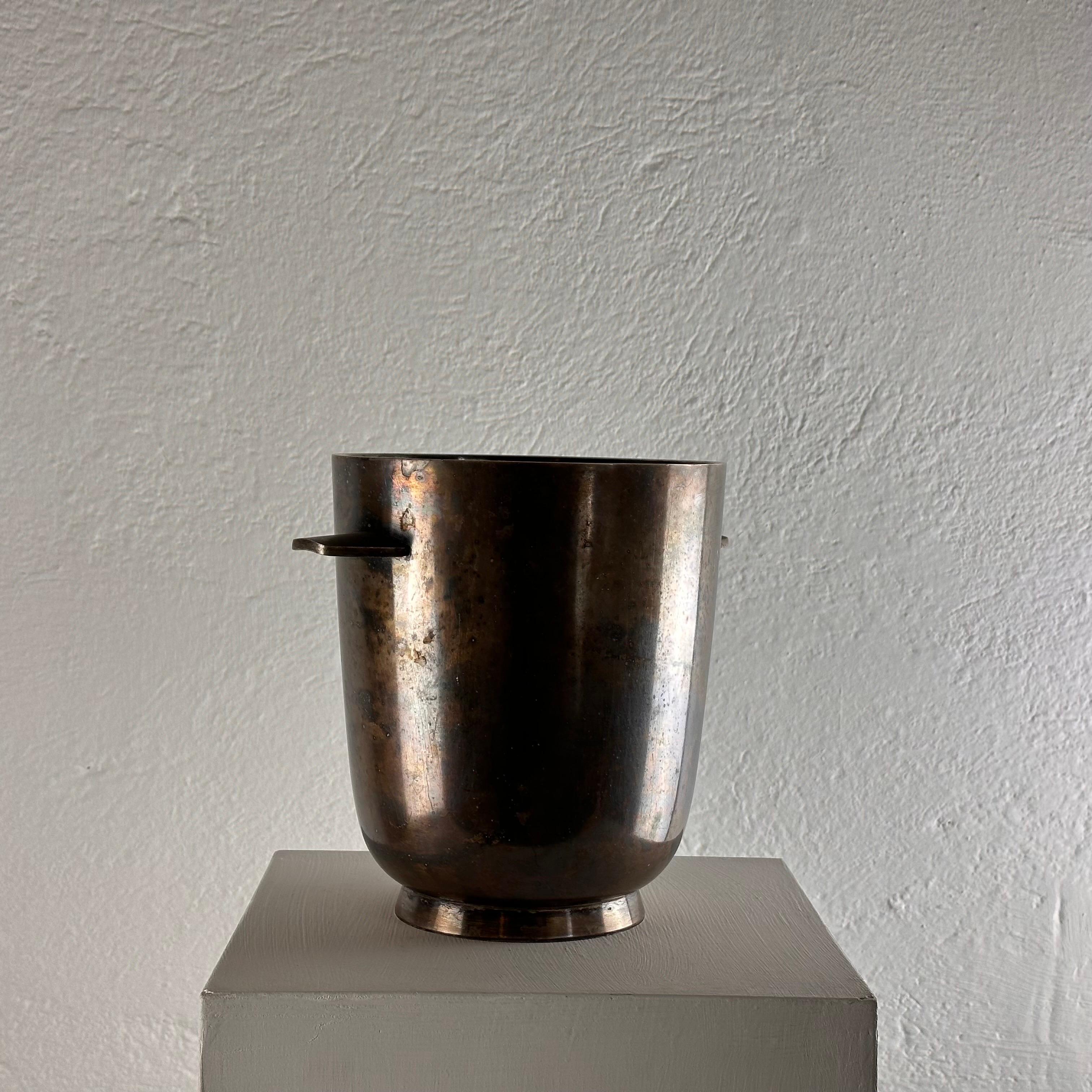 Step into luxury with this exquisite Gio Ponti Silver Plate Champagne Holder crafted for Fratelli Calderoni, Italy, in the glamorous 1960s era. Boasting a rich patina that tells the story of its prestigious history, this stunning piece measures 20