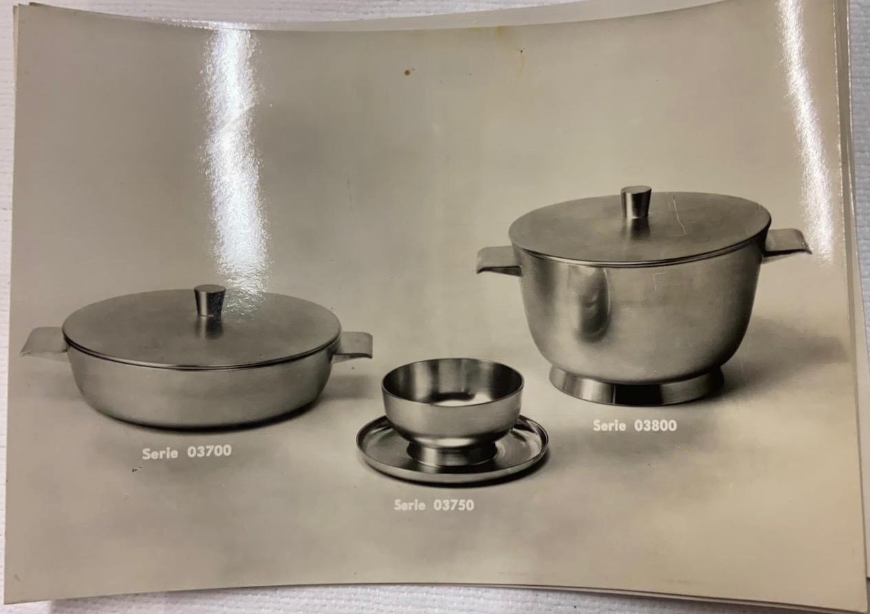 Gio Ponti des années 1930-1950, profond 140CL. Soupière, grande saucière et petit bol de service en métal argenté, conçus par Gio Ponti pour le VI Trienale, produits par Arthur Krupp, Milano.
Les dimensions indiquées sur la page principale ne