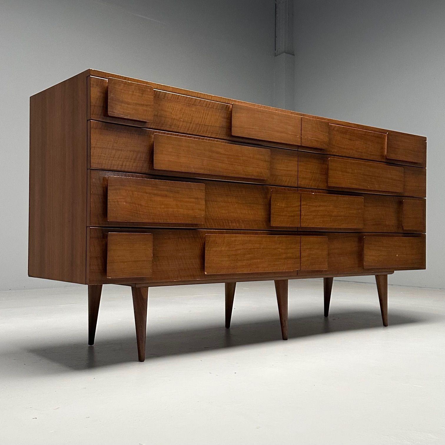 Gio Ponti, Singer & Sons, Italian Mid-Century Modern, Sculptural Dresser, Walnut In Good Condition For Sale In Manhasset, NY