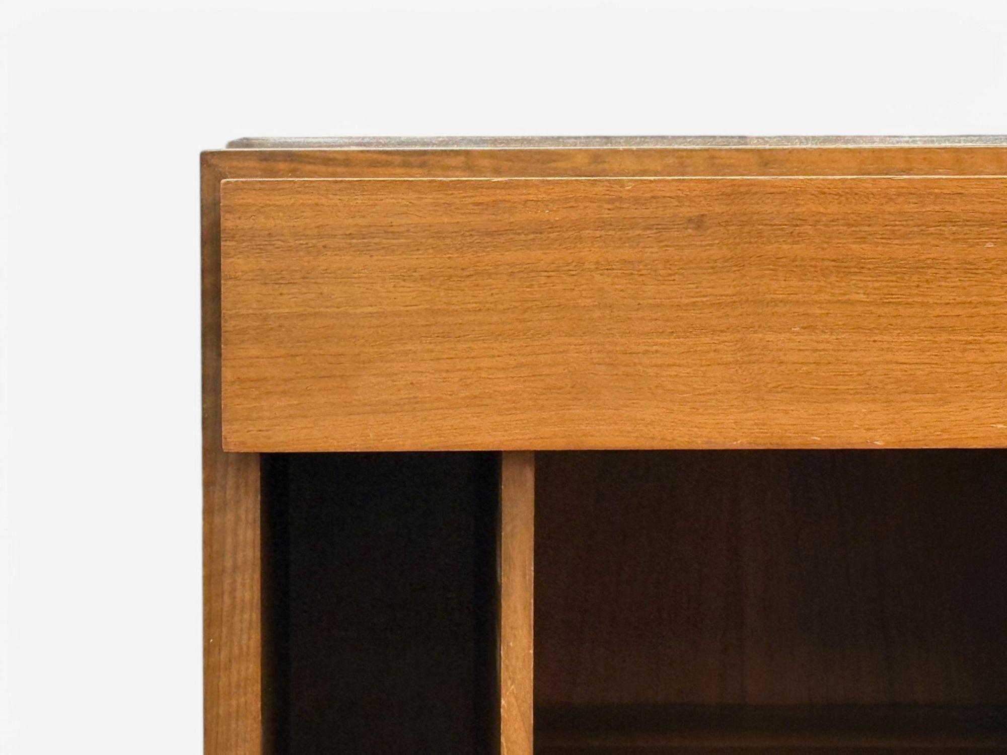 Walnut Gio Ponti, Singer & Sons, Mid-Century Modern, Rare Sculptural Nightstands, 1950s For Sale