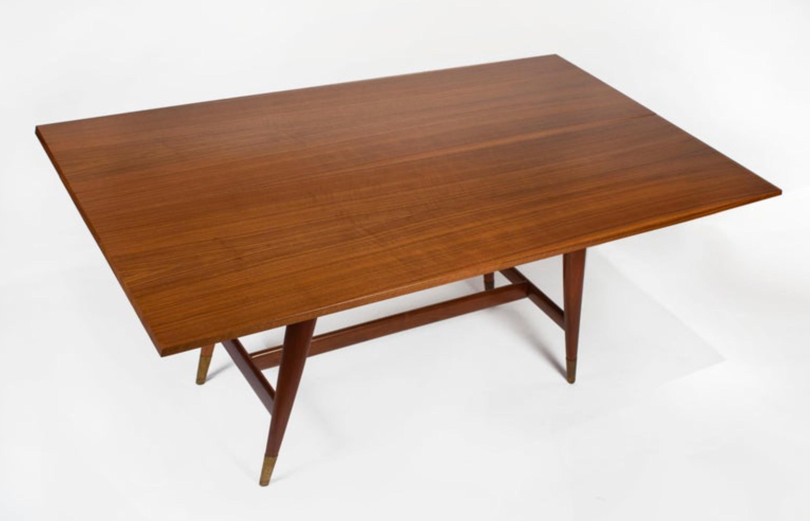 Mid-Century Modern Gio Ponti Singer & Sons Model 2134 Table console de salle à manger à plateau rabattable en noyer et laiton en vente