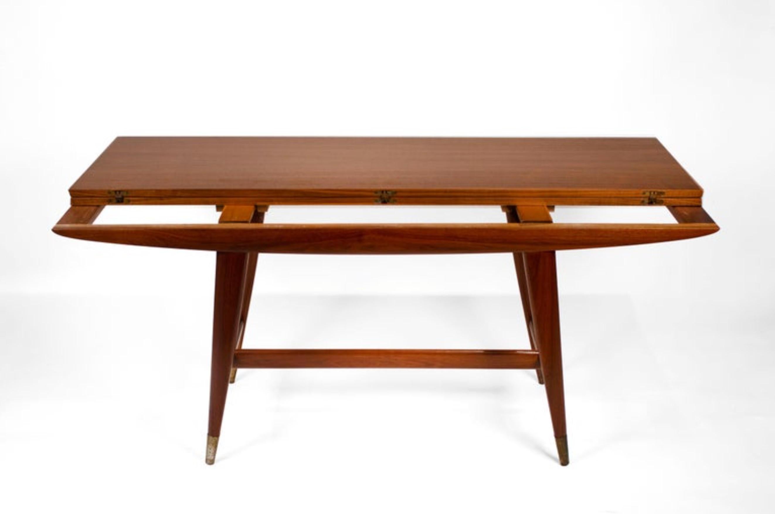 Gio Ponti Singer & Sons Model 2134 Table console de salle à manger à plateau rabattable en noyer et laiton Bon état - En vente à Philadelphia, PA