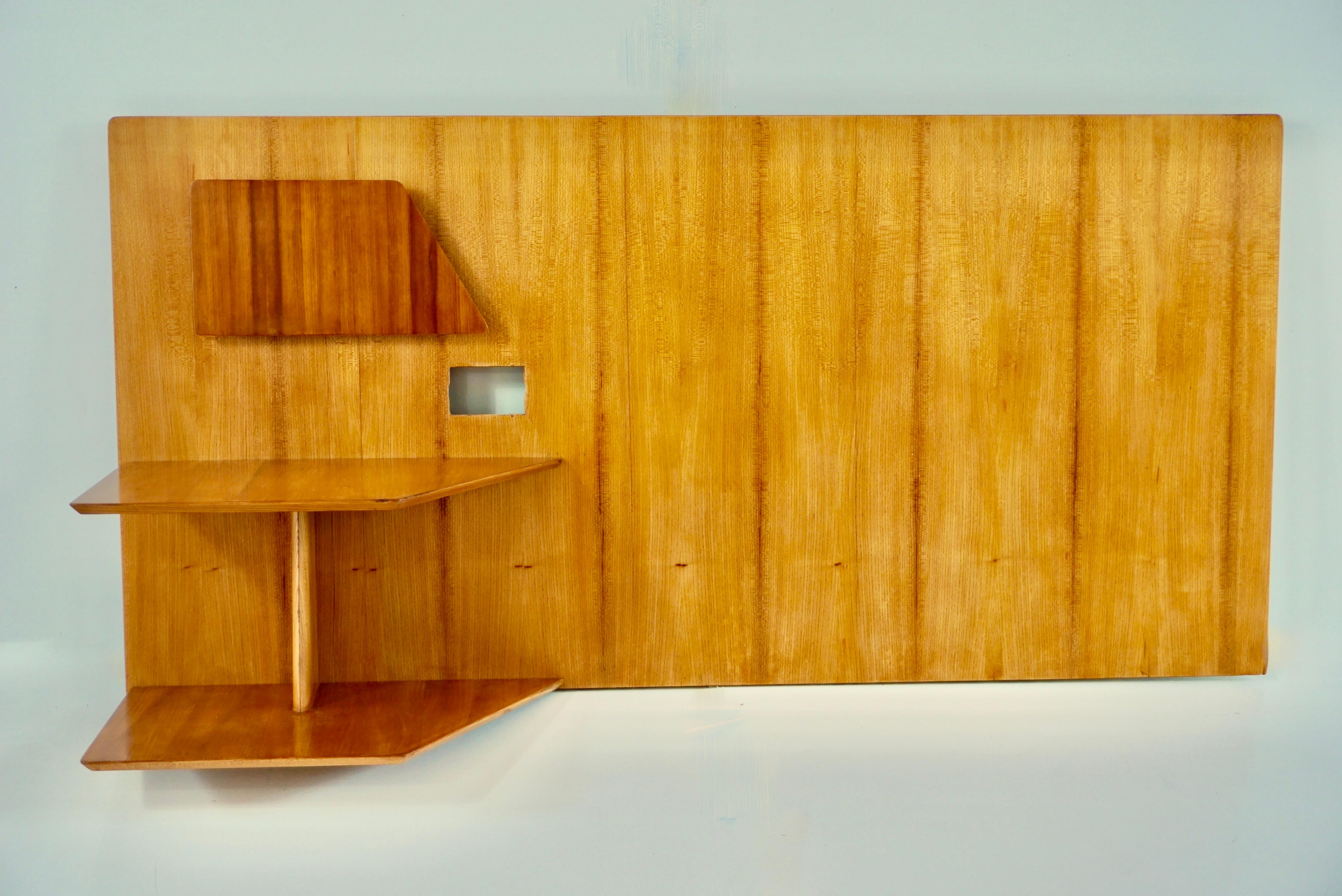 une tête de lit simple gauche de Gio Ponti provenant du mobilier de l'Hôtel Royal de Naples, 1955.
Fabriqué par Giordano Chiesa par Dassi.
olm  
étagères à deux niveaux, porte-revues, espace pour interrupteur d'éclairage 
Bon état. Patine d'origine,