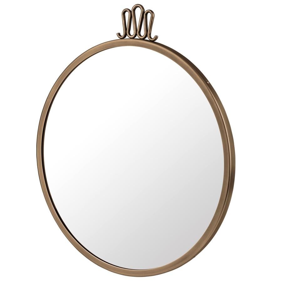 Petit miroir Randaccio de Gio Ponti. Exécuté en laiton et en verre. Ponti a créé le miroir Randaccio en 1925 pour sa maison de la Via Randaccio à Milan. Caractérisé par son détail atypique en forme de couronne sur le dessus, un détail utilisé par