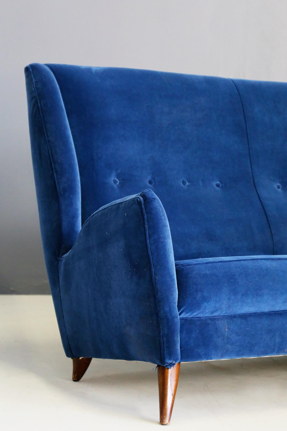 Important mid-century sofa attributed to Gio Ponti for Isa Bergamo in blue velvet, restored in the 1950s. Elegant and timeless, this sofa has been restored in beautiful blue velvet.
The structure of the sofa is totally made of fine wood, very