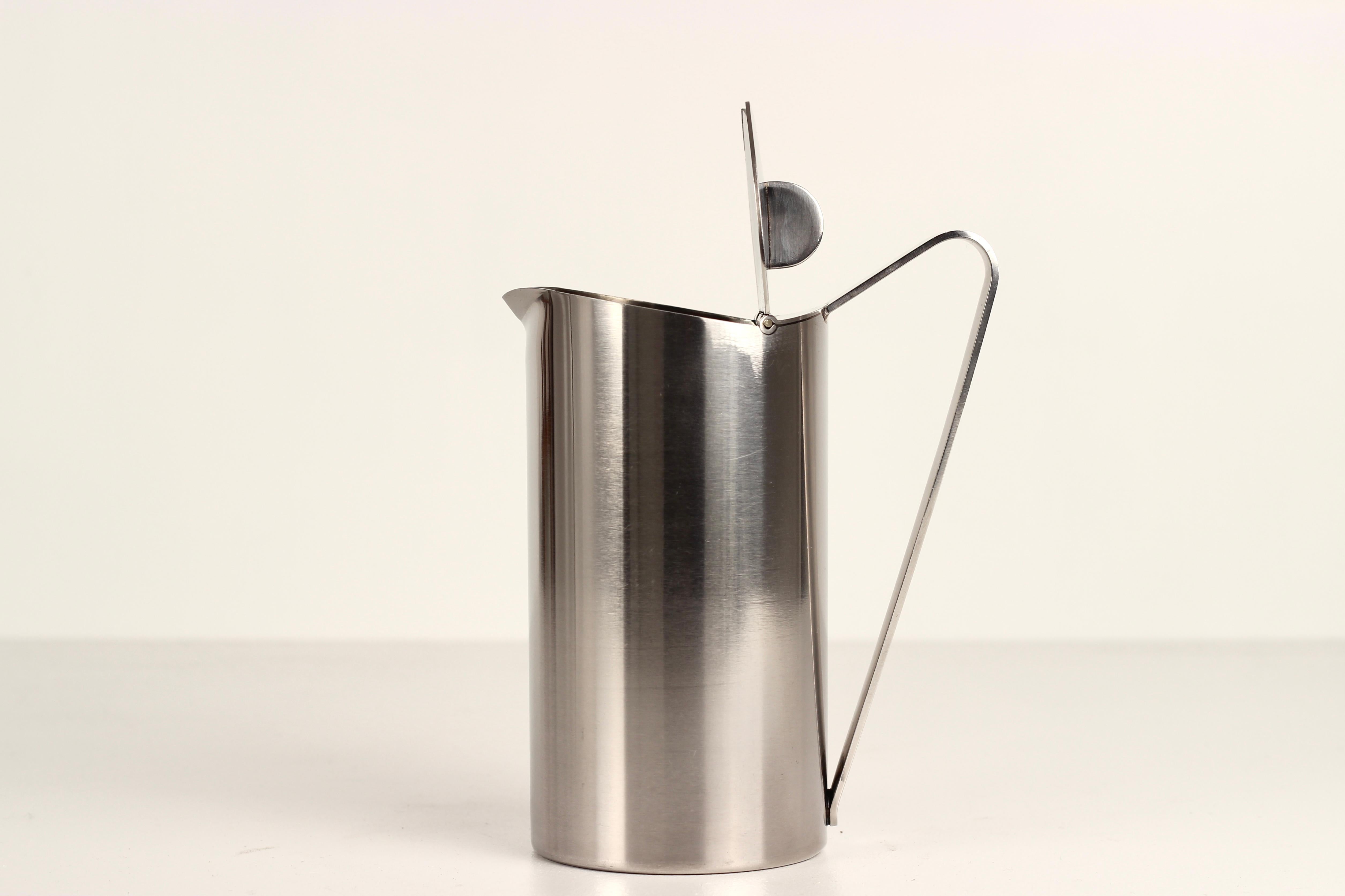 Questa caffettiera in acciaio inossidabile, dalla linea semplice ed elegante, è stata disegnata da una delle figure più influenti del design italiano del XX secolo, Gio Ponti, e realizzata da Fratelli Calderoni, un rinomato produttore italiano.