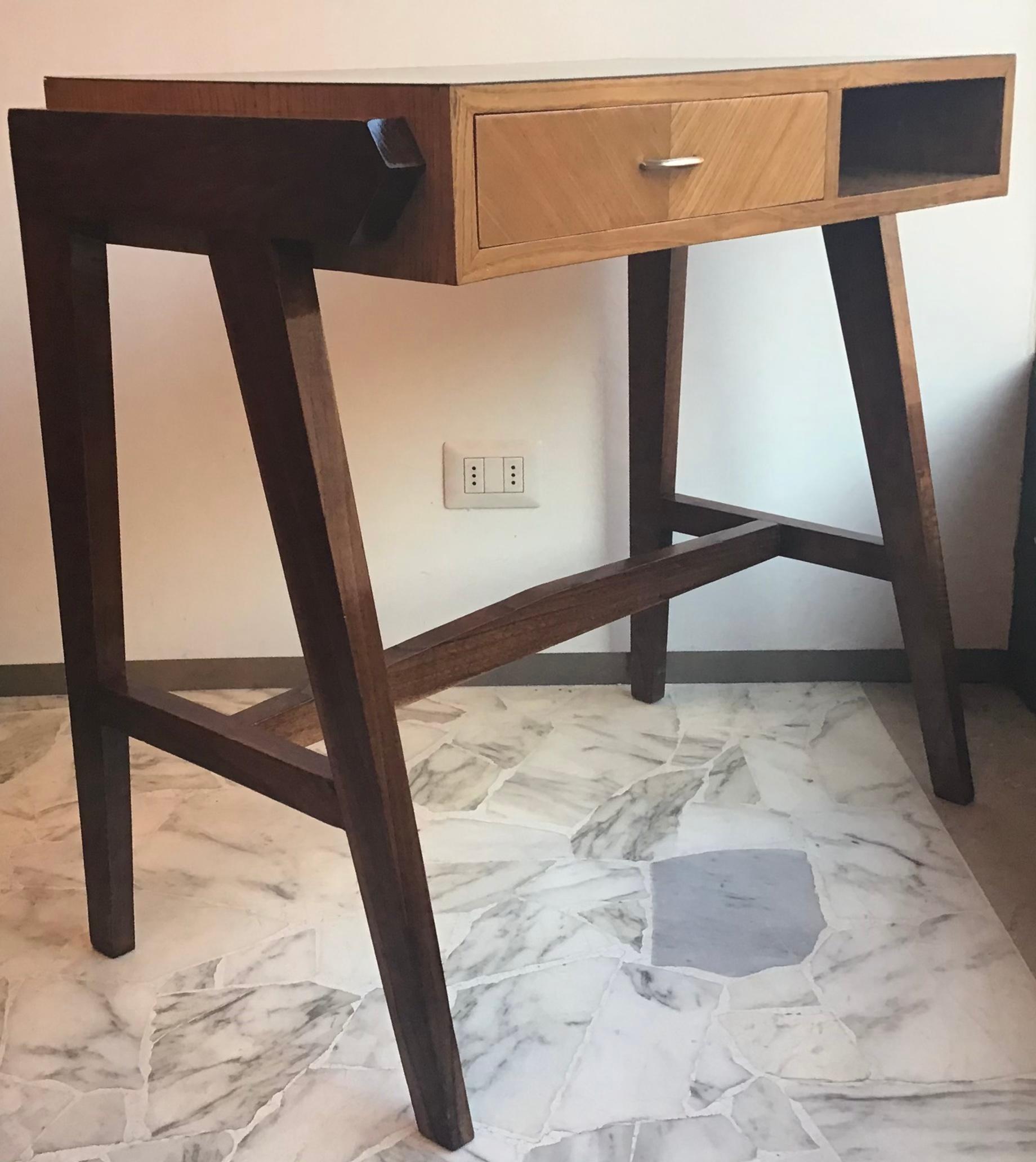 Gio Ponti Stile-Schreibtisch Holz Messing, 1950, Italien im Angebot 2