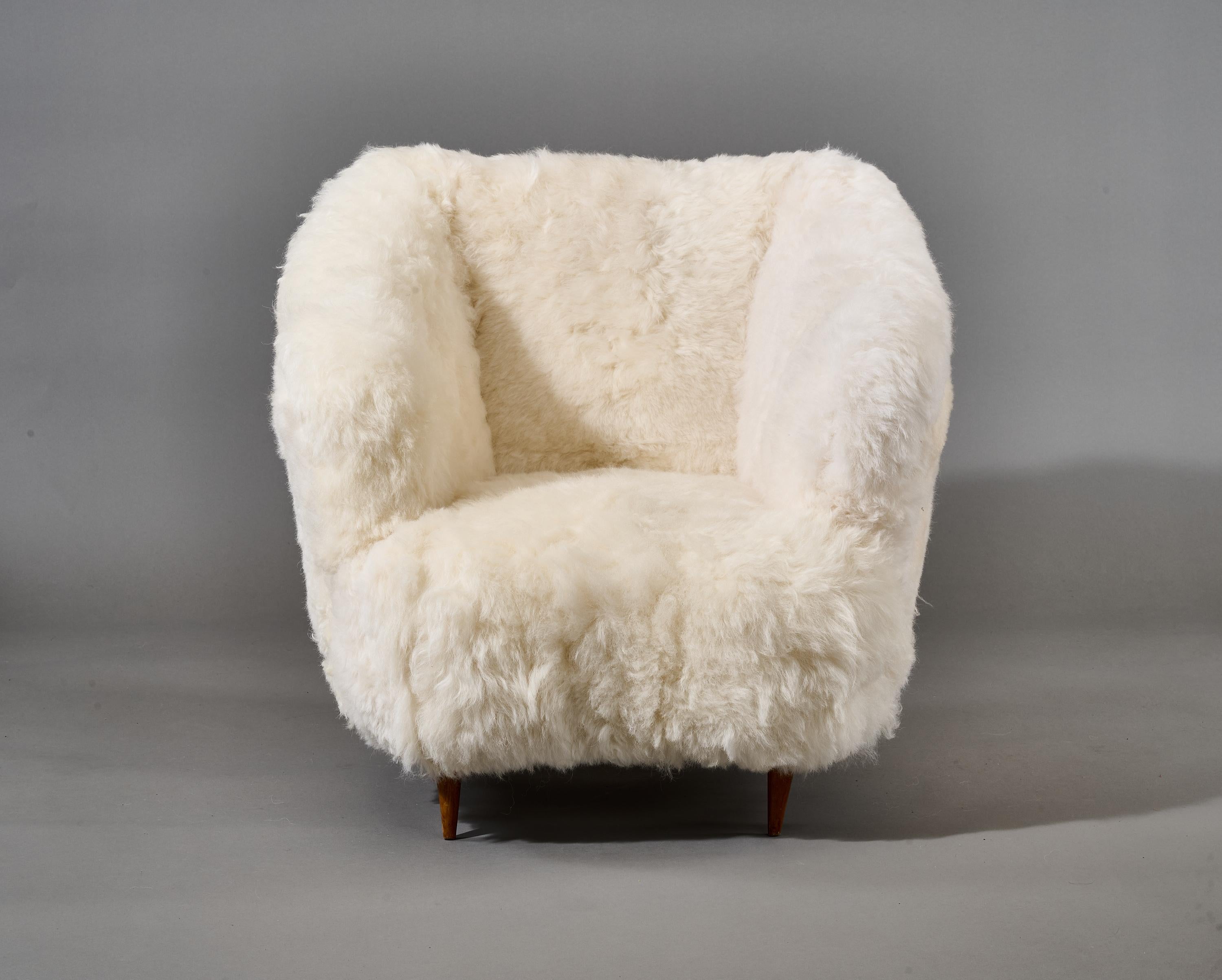 Gio Ponti: Armchairs in White Sheepskin, Italy 1950s For Sale 4