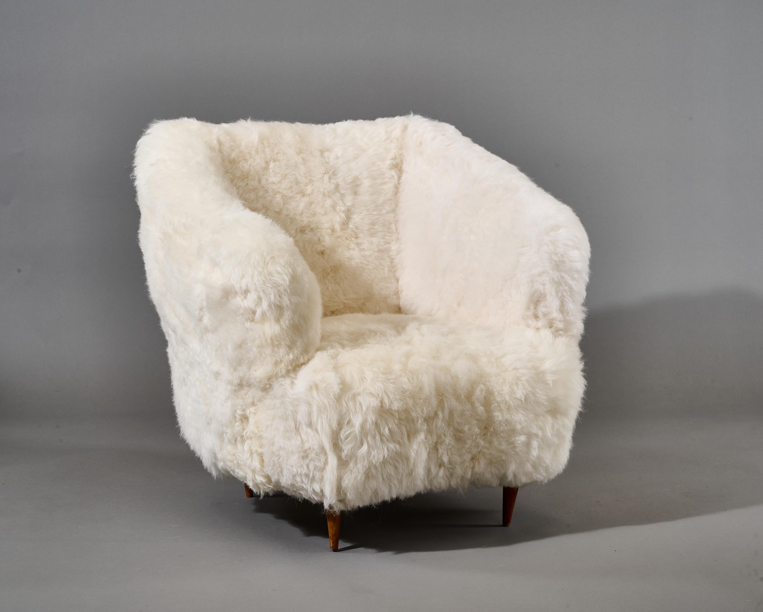 Gio Ponti: Sessel aus weißem Schafsfell, Italien 1950er Jahre im Angebot 5