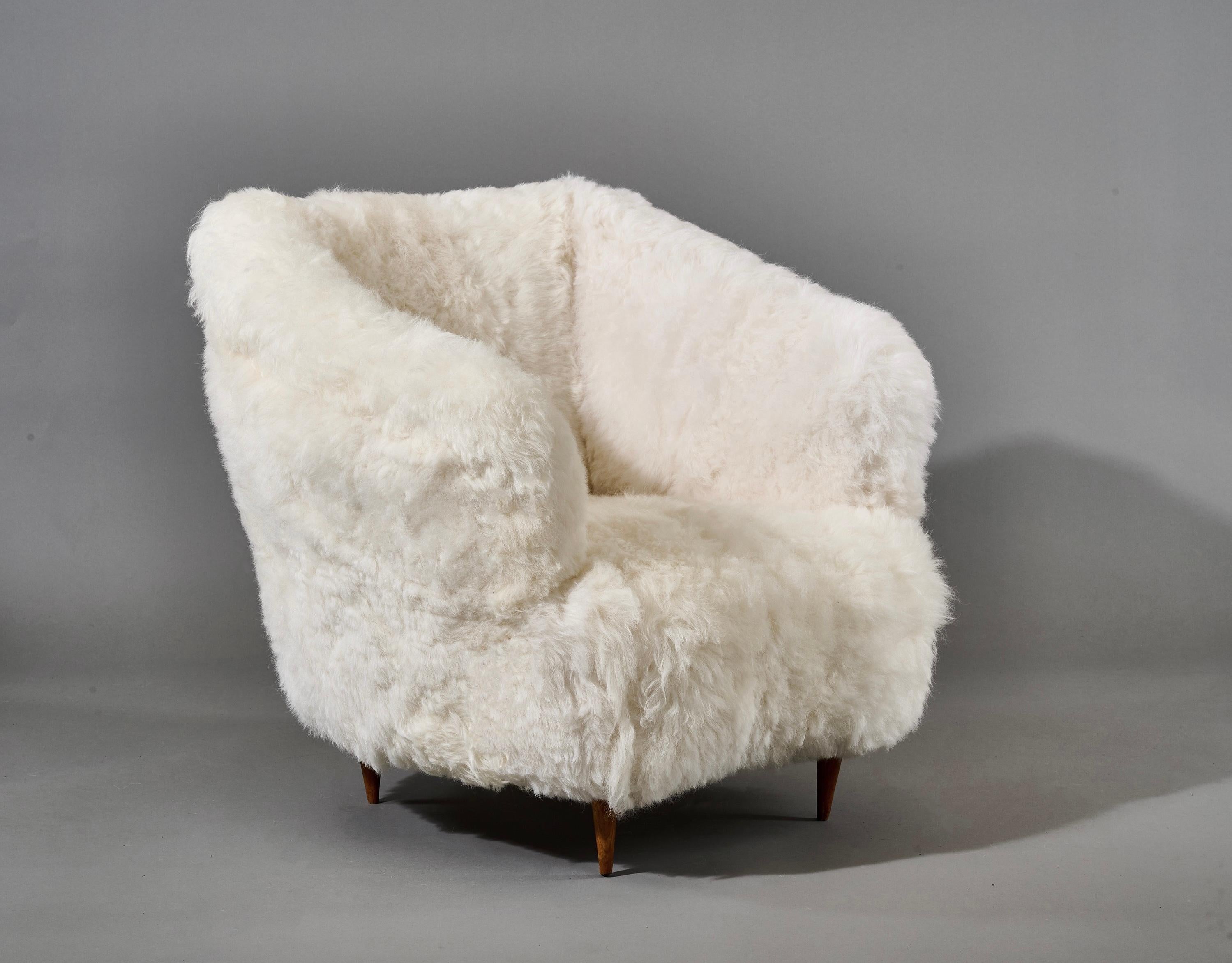 Gio Ponti: Armchairs in White Sheepskin, Italy 1950s For Sale 6