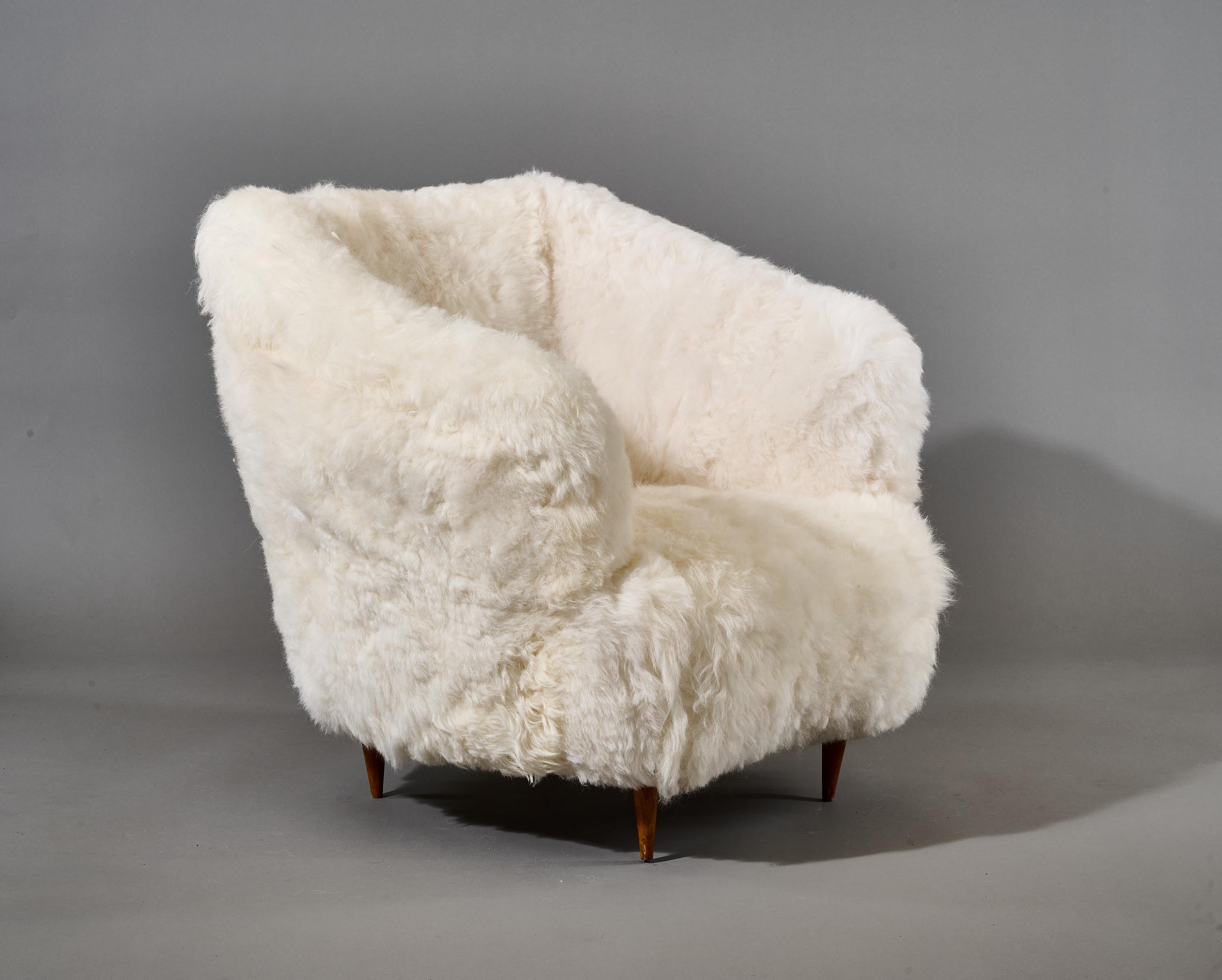 Gio Ponti: Armchairs in White Sheepskin, Italy 1950s For Sale 7