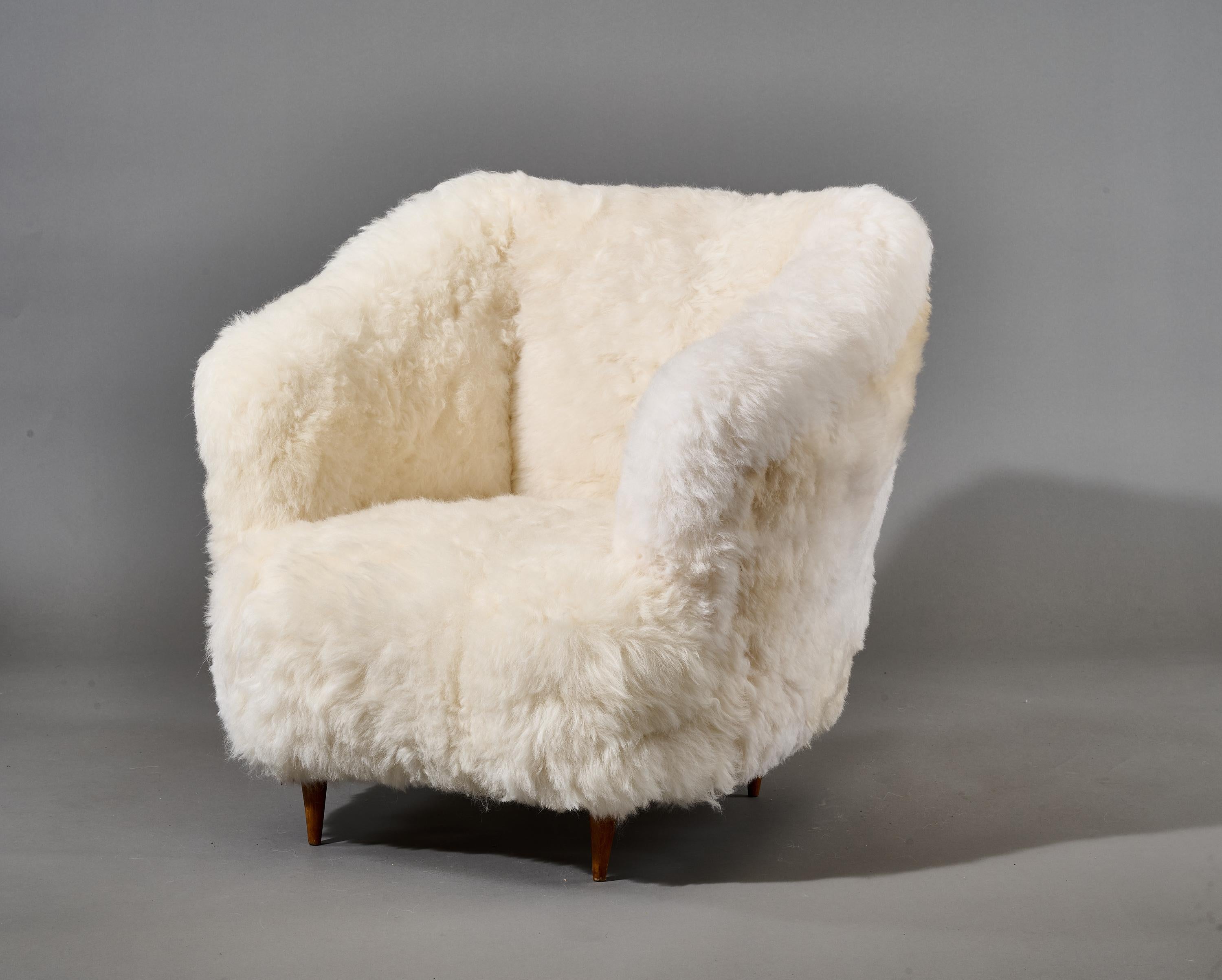 Gio Ponti: Armchairs in White Sheepskin, Italy 1950s For Sale 8