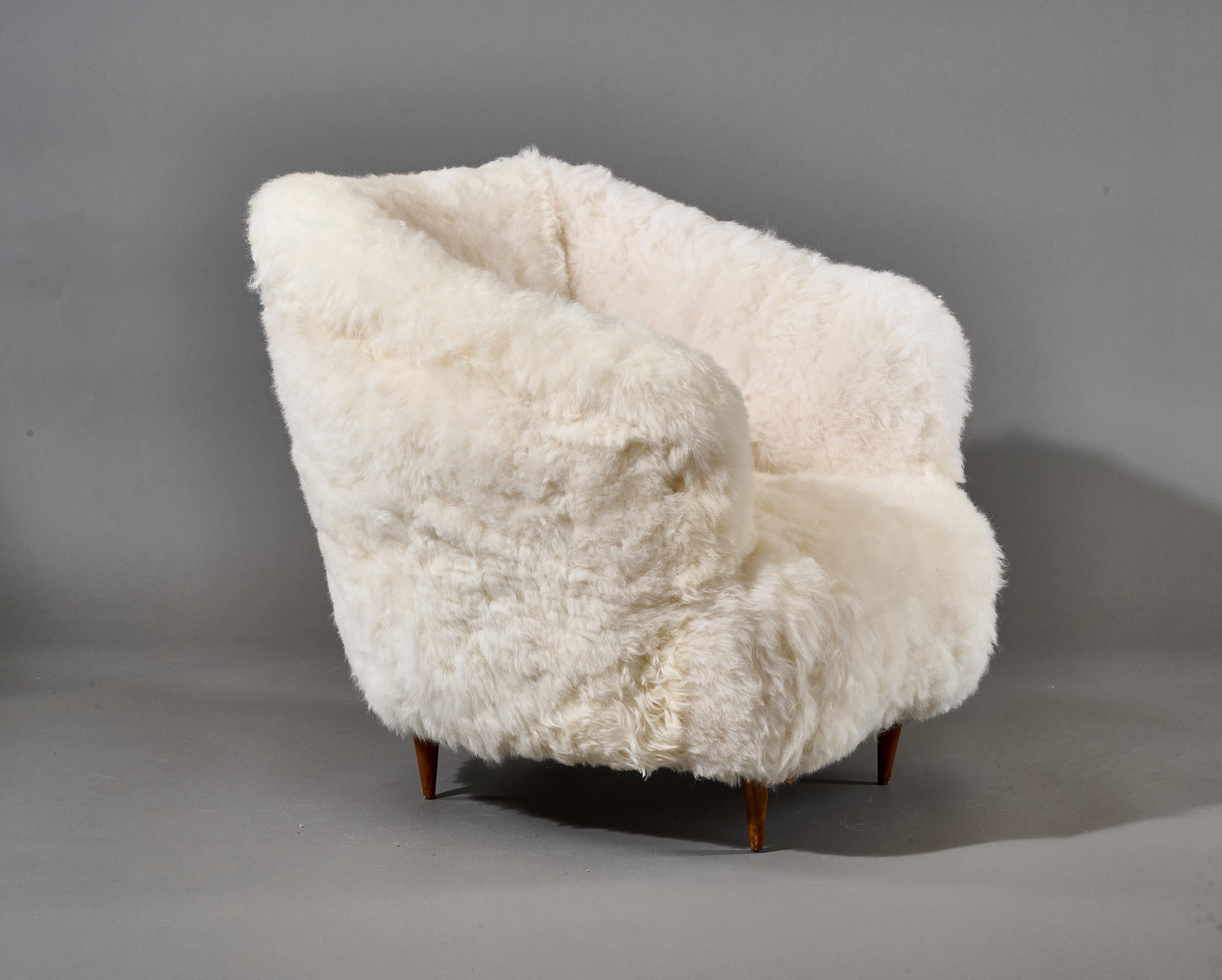 Gio Ponti: Armchairs in White Sheepskin, Italy 1950s For Sale 9
