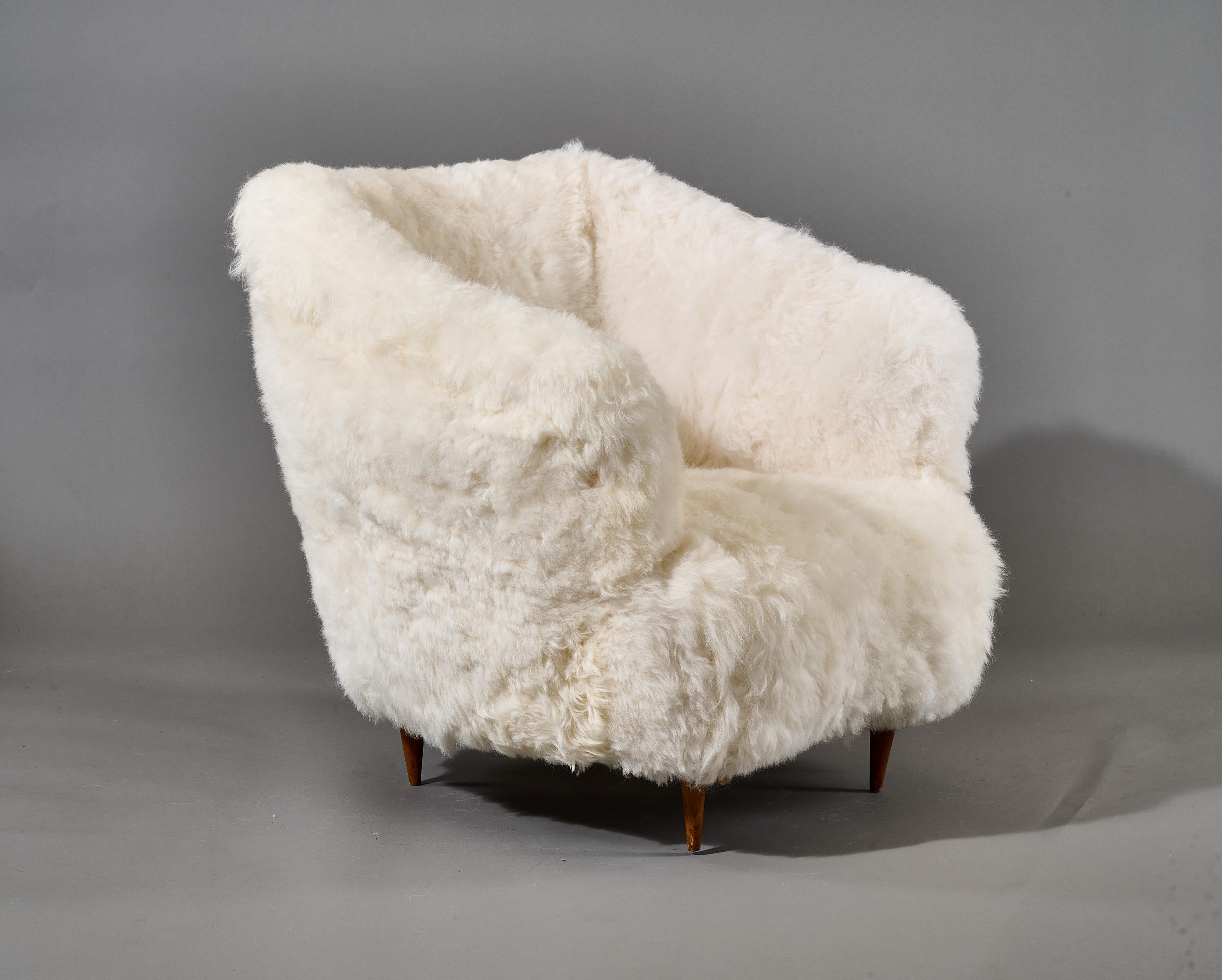 Gio Ponti: Armchairs in White Sheepskin, Italy 1950s For Sale 10