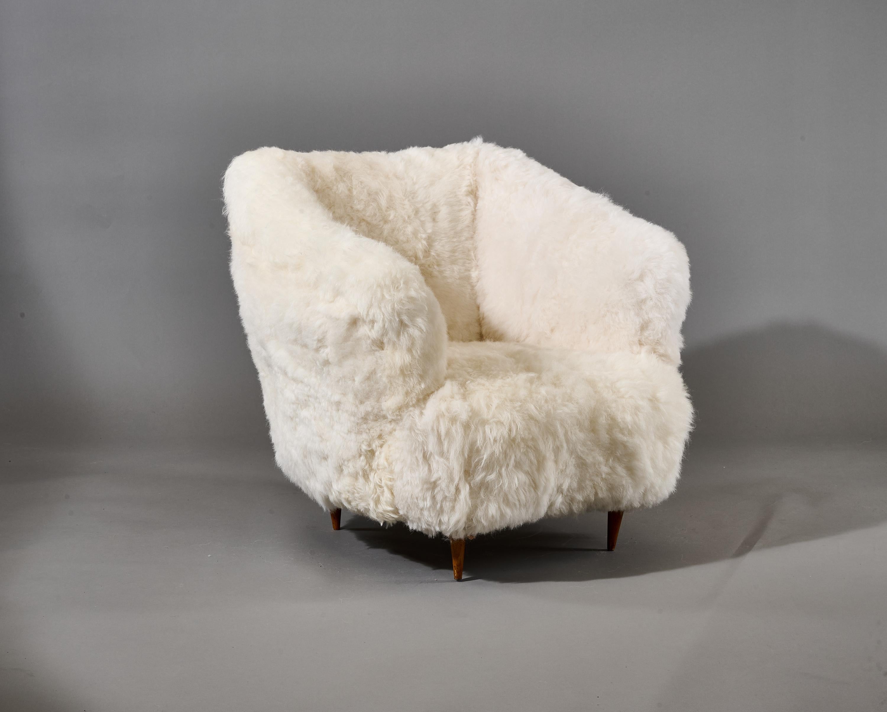 Gio Ponti: Armchairs in White Sheepskin, Italy 1950s For Sale 11