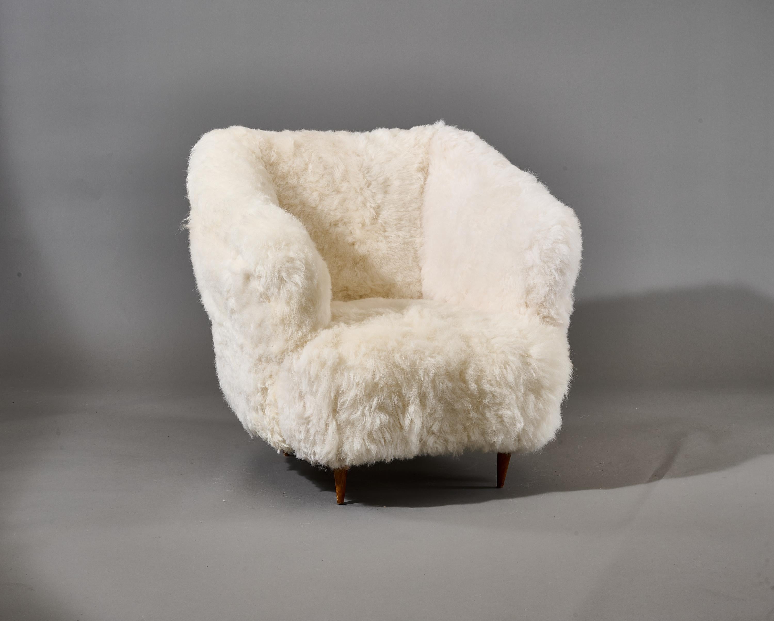 Gio Ponti: Armchairs in White Sheepskin, Italy 1950s For Sale 12