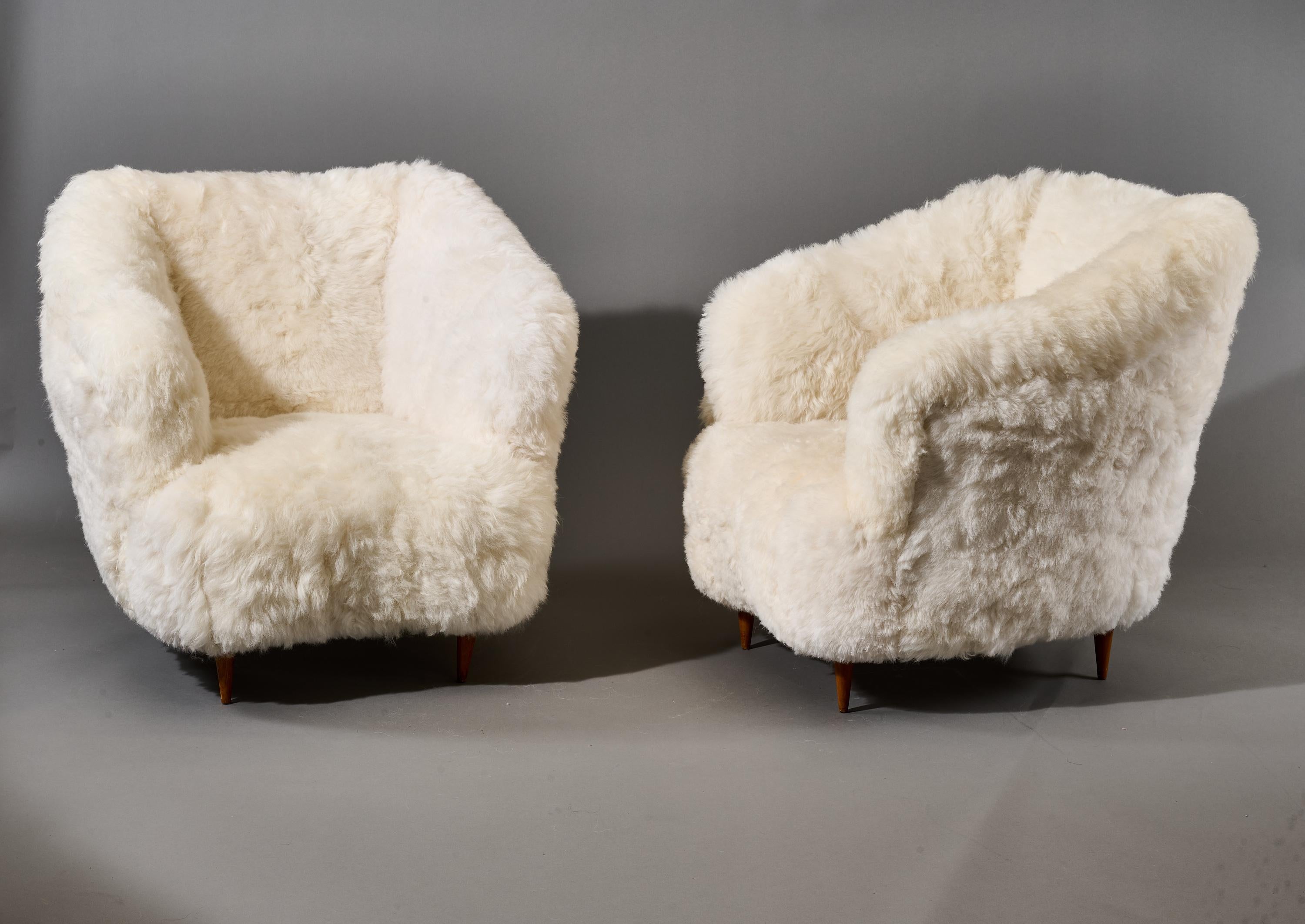 Gio Ponti (1891 - 1979)

A stunning pair of armchairs by Gio Ponti, upholstered in soft, ivory-colored longhaired lamb's wool, set on tapered walnut legs. The stark simplicity of the design, cozily rounded construction, and lush textured sheepskin