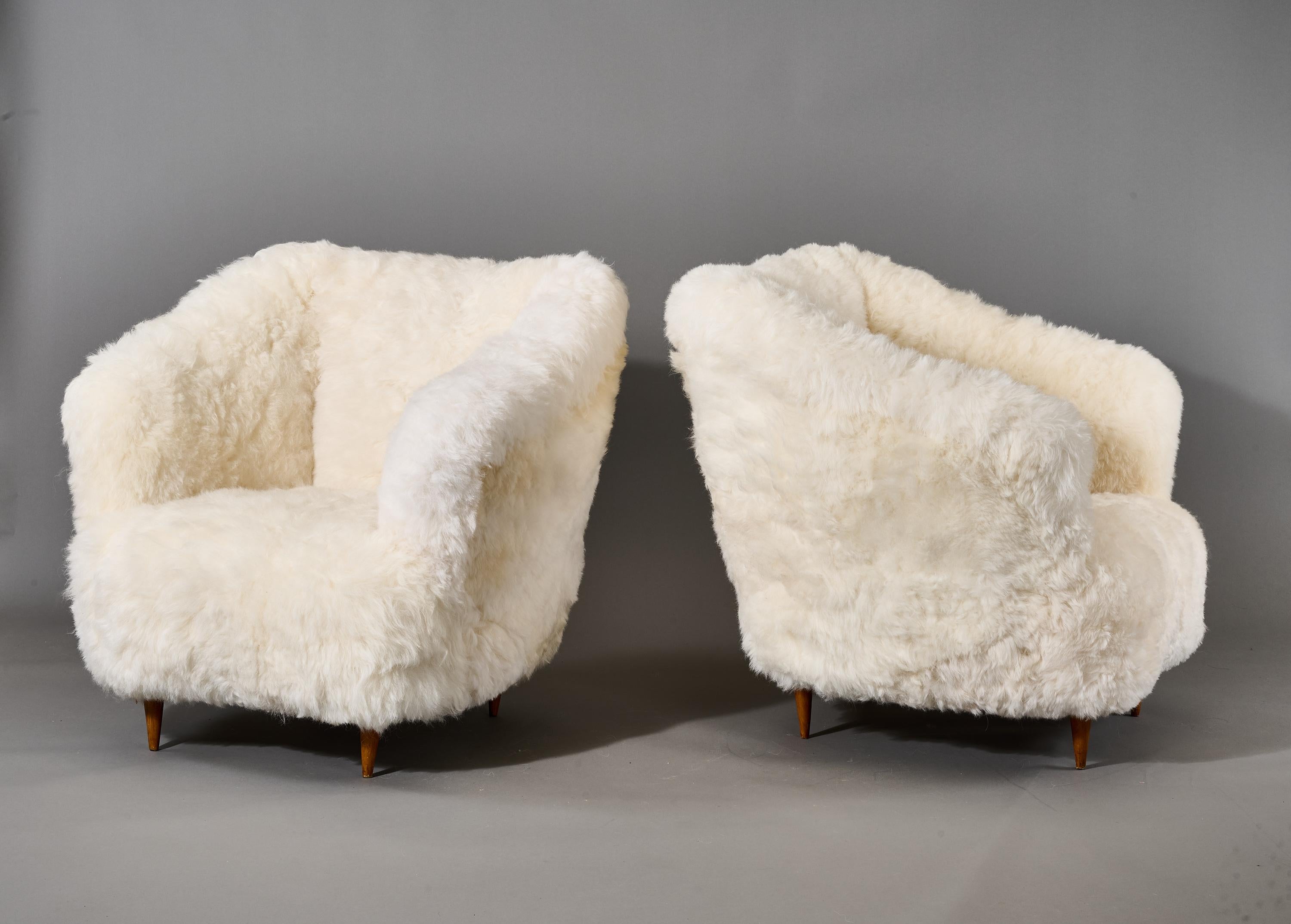 Italian Gio Ponti: Armchairs in White Sheepskin, Italy 1950s For Sale