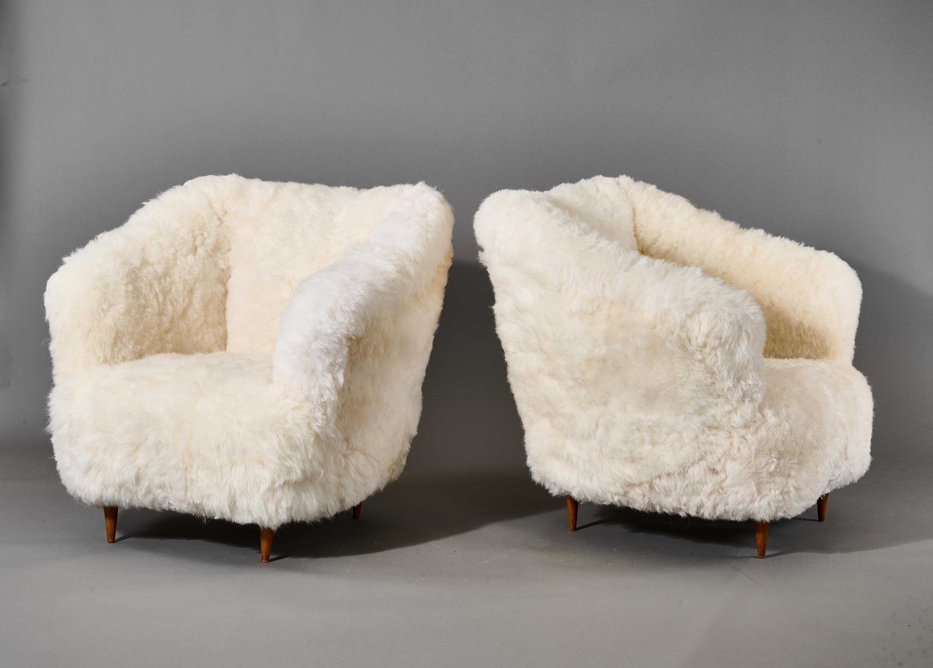 Gio Ponti: Armchairs in White Sheepskin, Italy 1950s In Good Condition For Sale In New York, NY