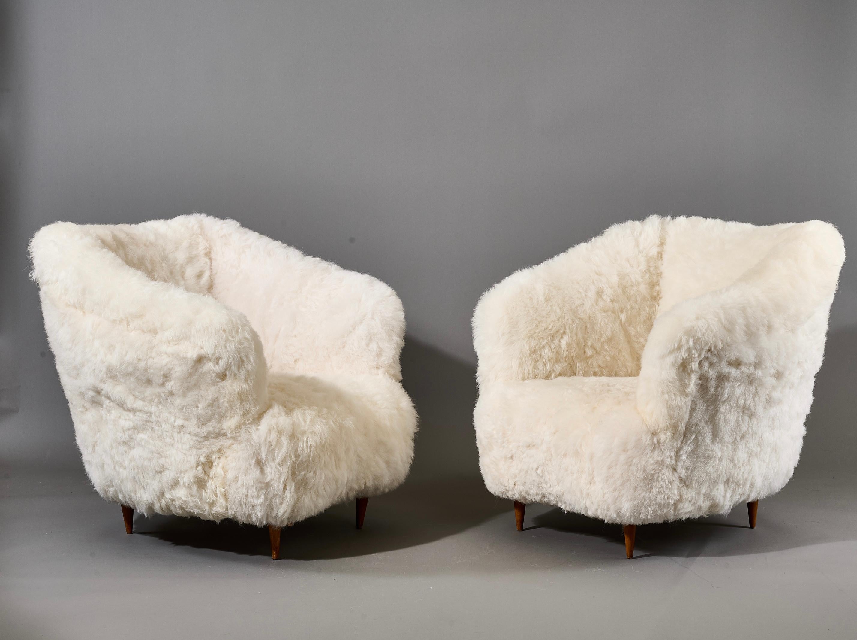 Gio Ponti: Armchairs in White Sheepskin, Italy 1950s For Sale 1