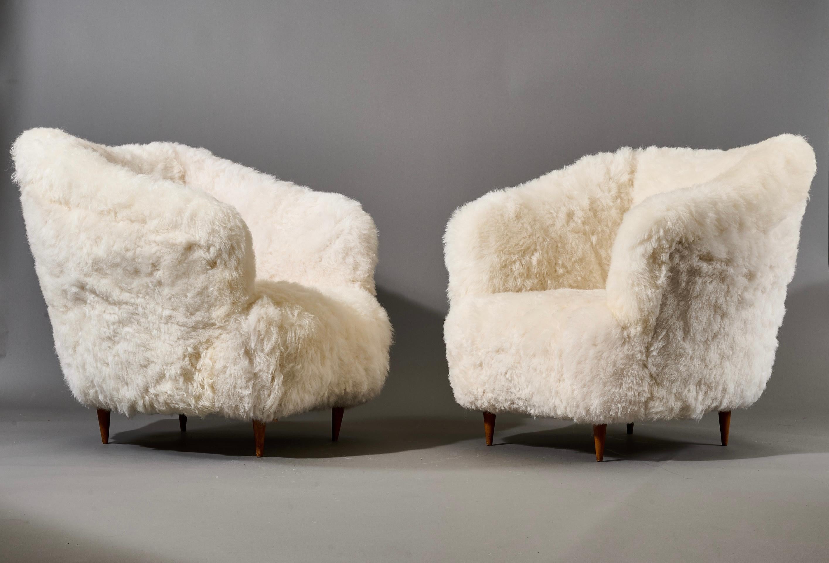 Gio Ponti: Armchairs in White Sheepskin, Italy 1950s For Sale 2