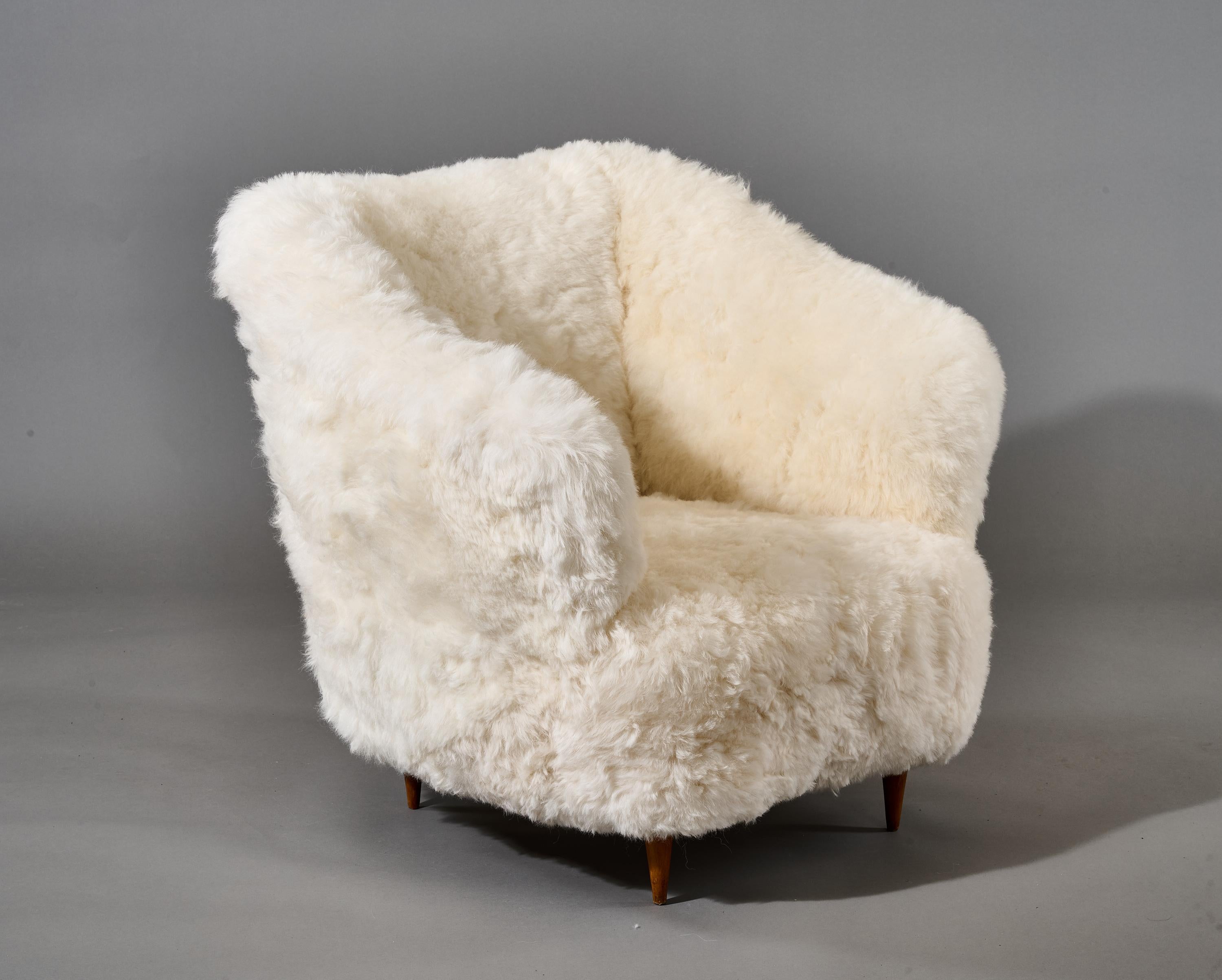 Gio Ponti: Sessel aus weißem Schafsfell, Italien 1950er Jahre im Angebot 3