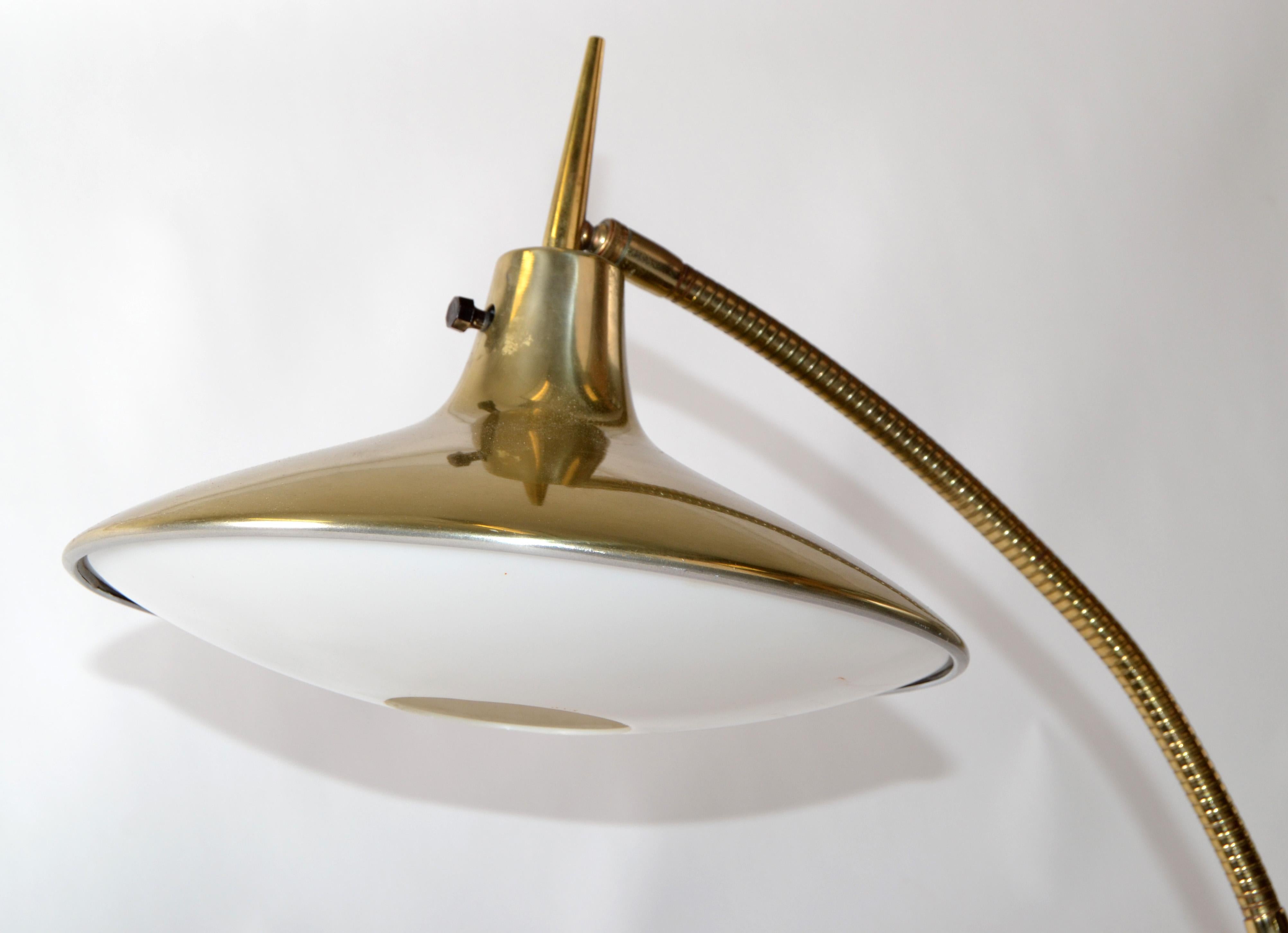 Gio Ponti Style Adjustable Brass B-683 Laurel Floor Lamp Mid-Century Modern 1970 In Good Condition In Miami, FL